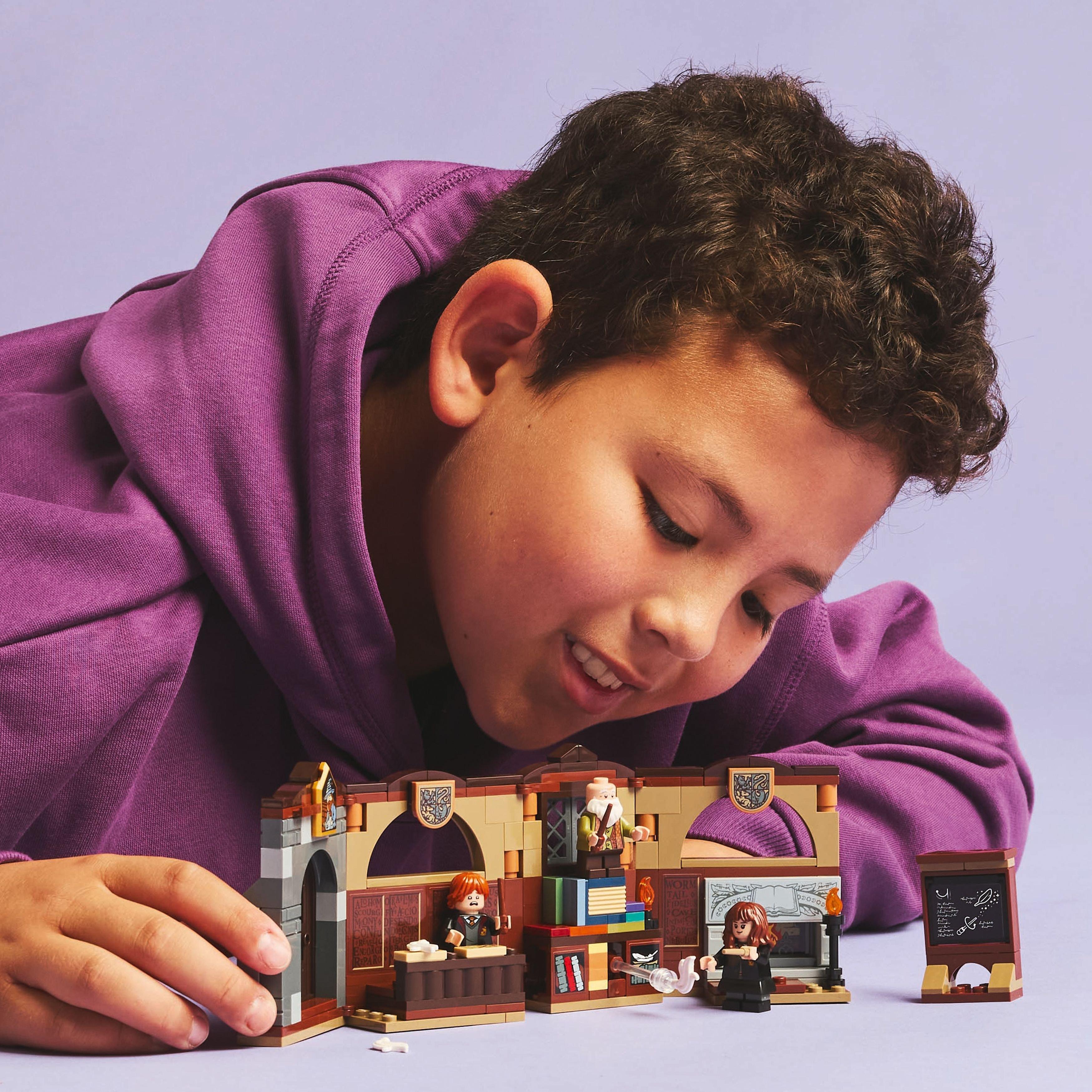 Harry Potter TM - LEGO - LEGO Harry Potter Hogwarts Castle: Charms Class 76442 - 4