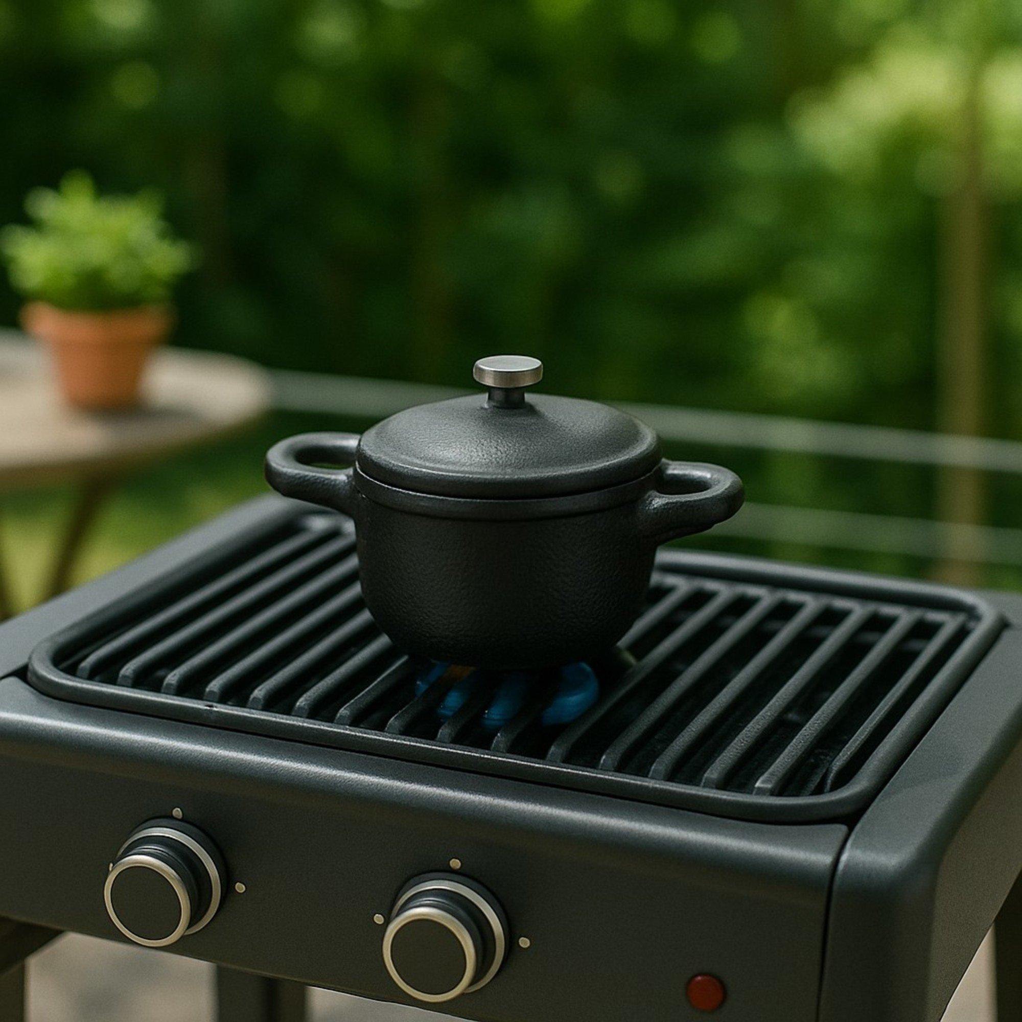 Black - Universal CWare - Cast Iron Cocotte - 3