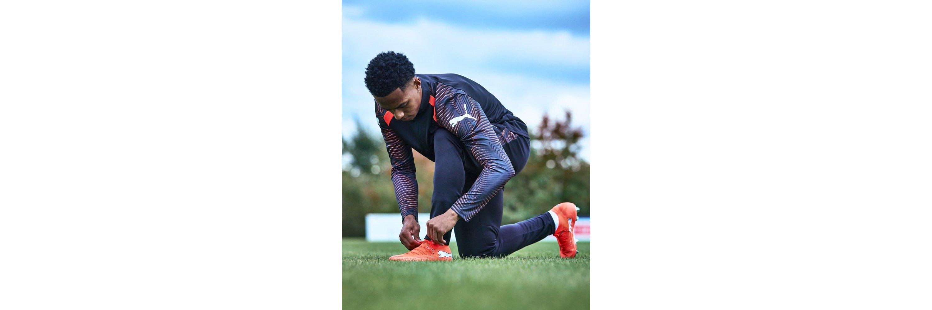 Omari Hutchinson tying his laces