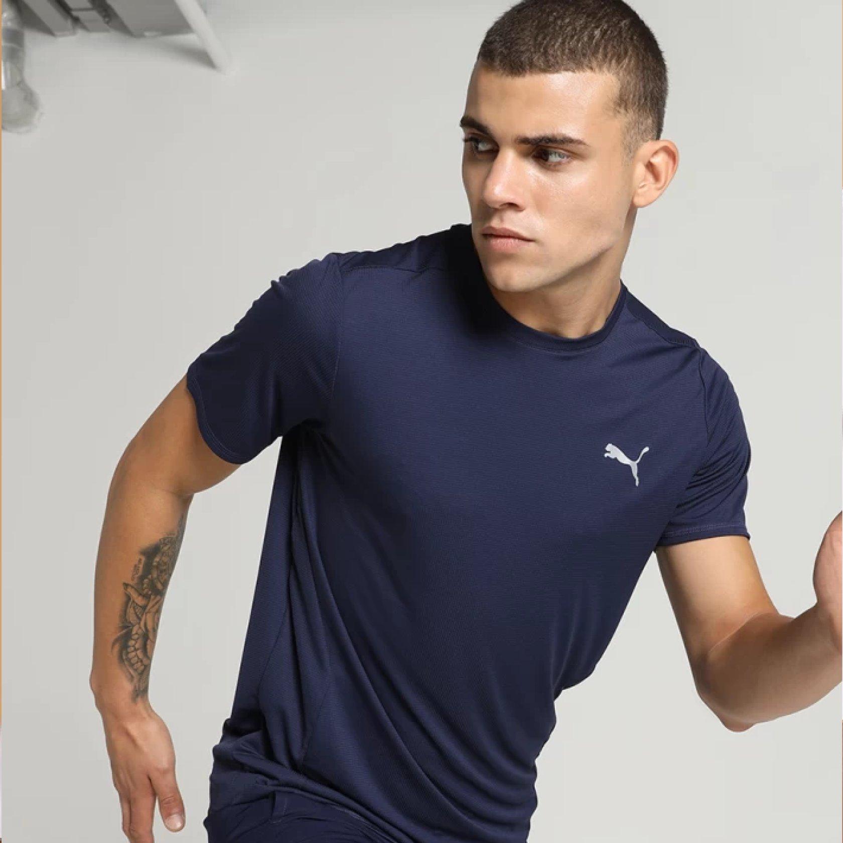 Hombre sonriendo a la cámara con un chándal Puma