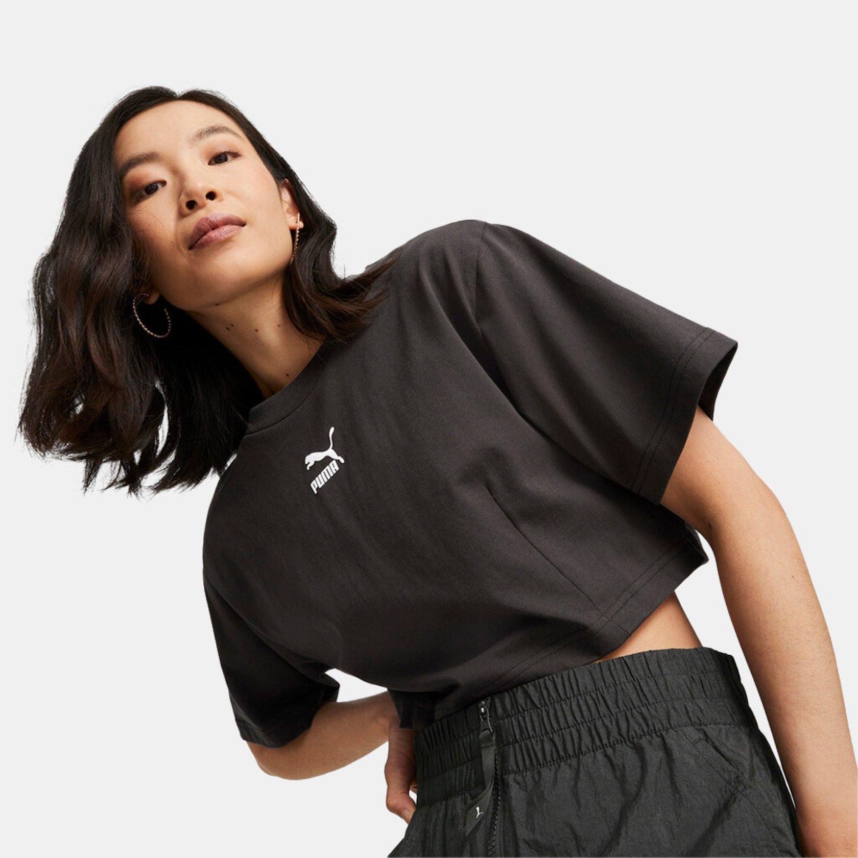 Chica sonriendo a la cámara con una sudadera con capucha Puma