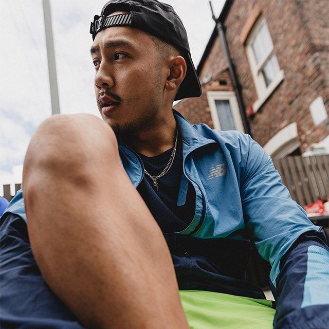 Muškarac pozira u New Balance jakni za trčanje