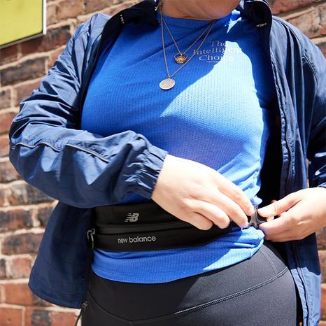 Djevojka pozira u šumi u New Balance odjeći