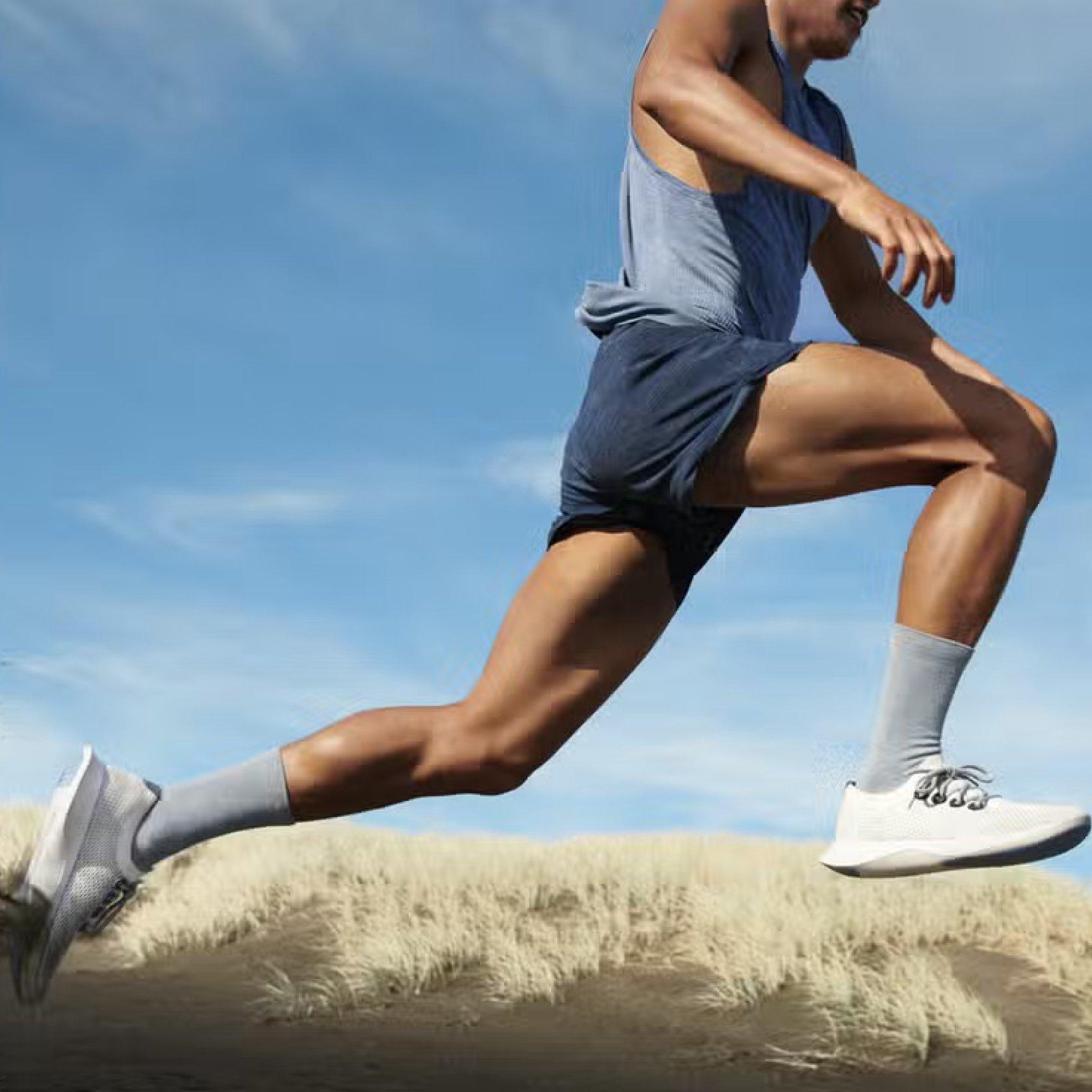Hombre posando con una chaqueta de running de New Balance