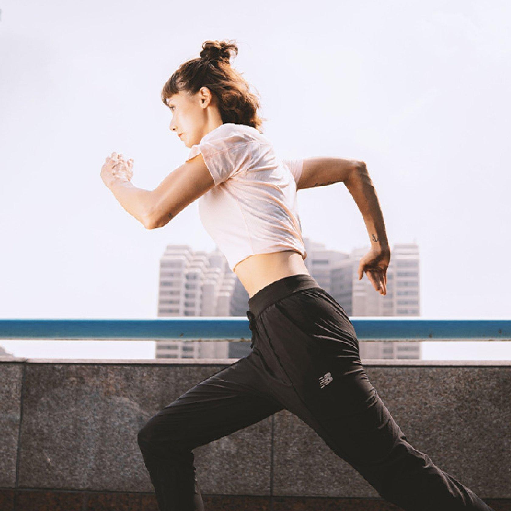 Niña posando en el bosque con ropa de New Balance