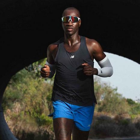 Donna che corre con abbigliamento da corsa New Balance