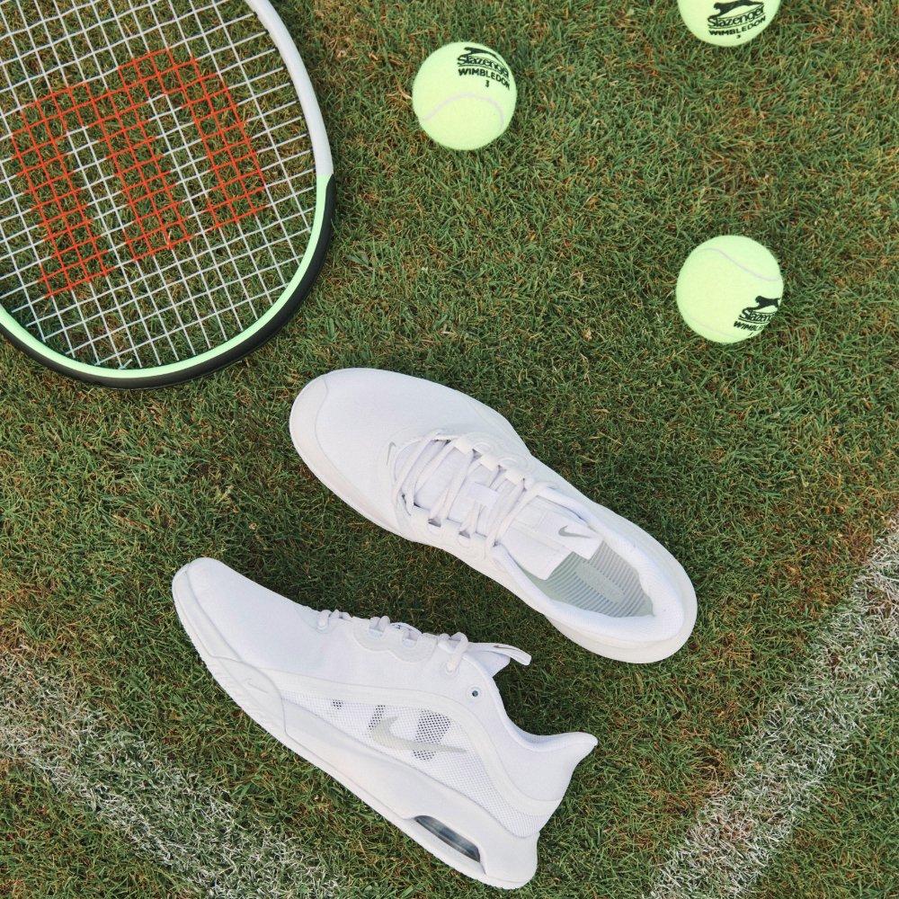 YOUR ADVANTAGE OFF THE COURT - PACKING THE PERFECT TENNIS BAG