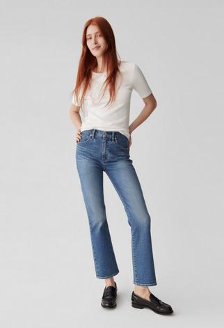 GAP High rise destructed '90s loose jeans dropping tonight, at 8pm.  @theweartrend.live #gap #denim