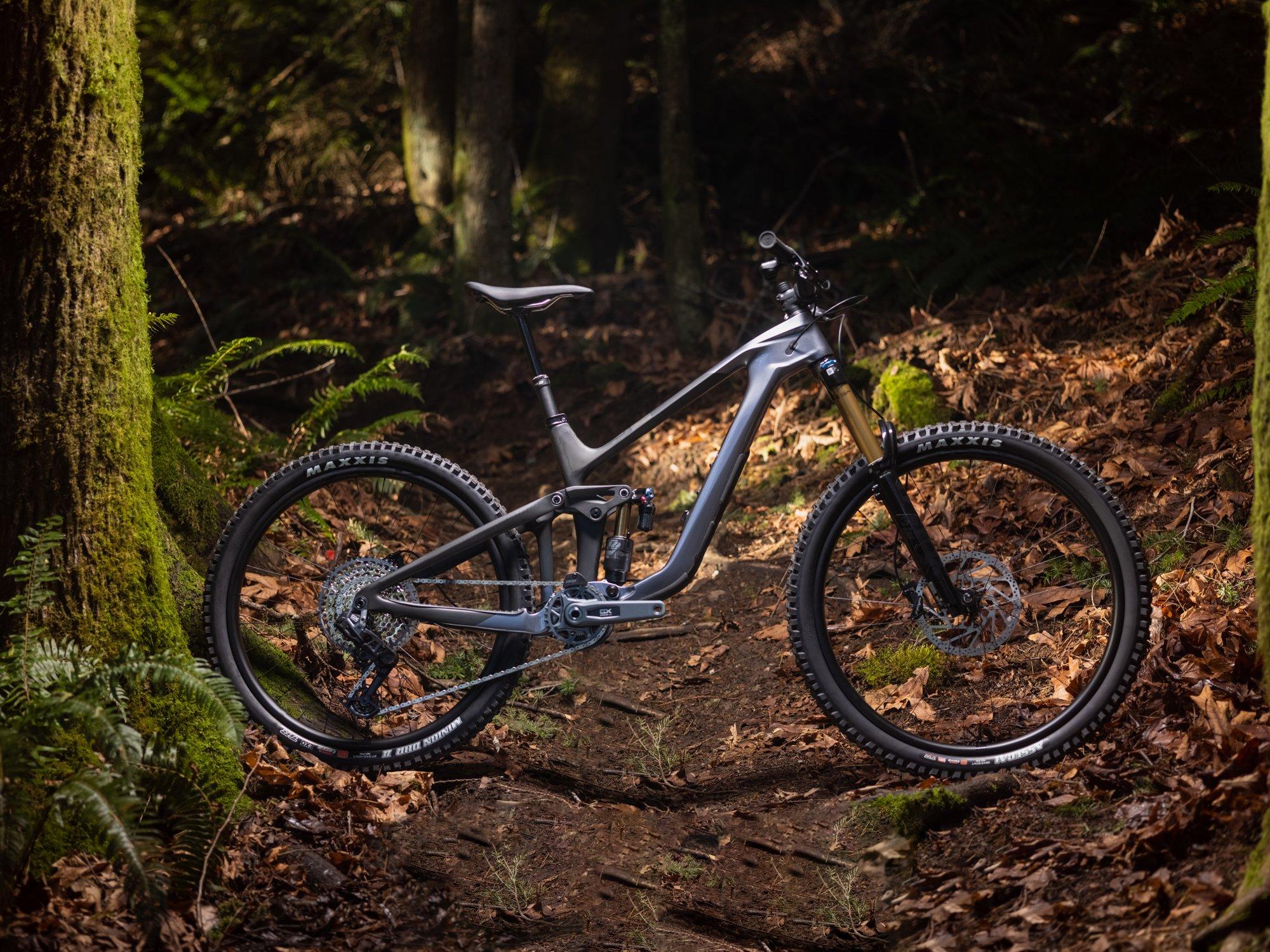 a mountain bike is parked in the middle of a forest