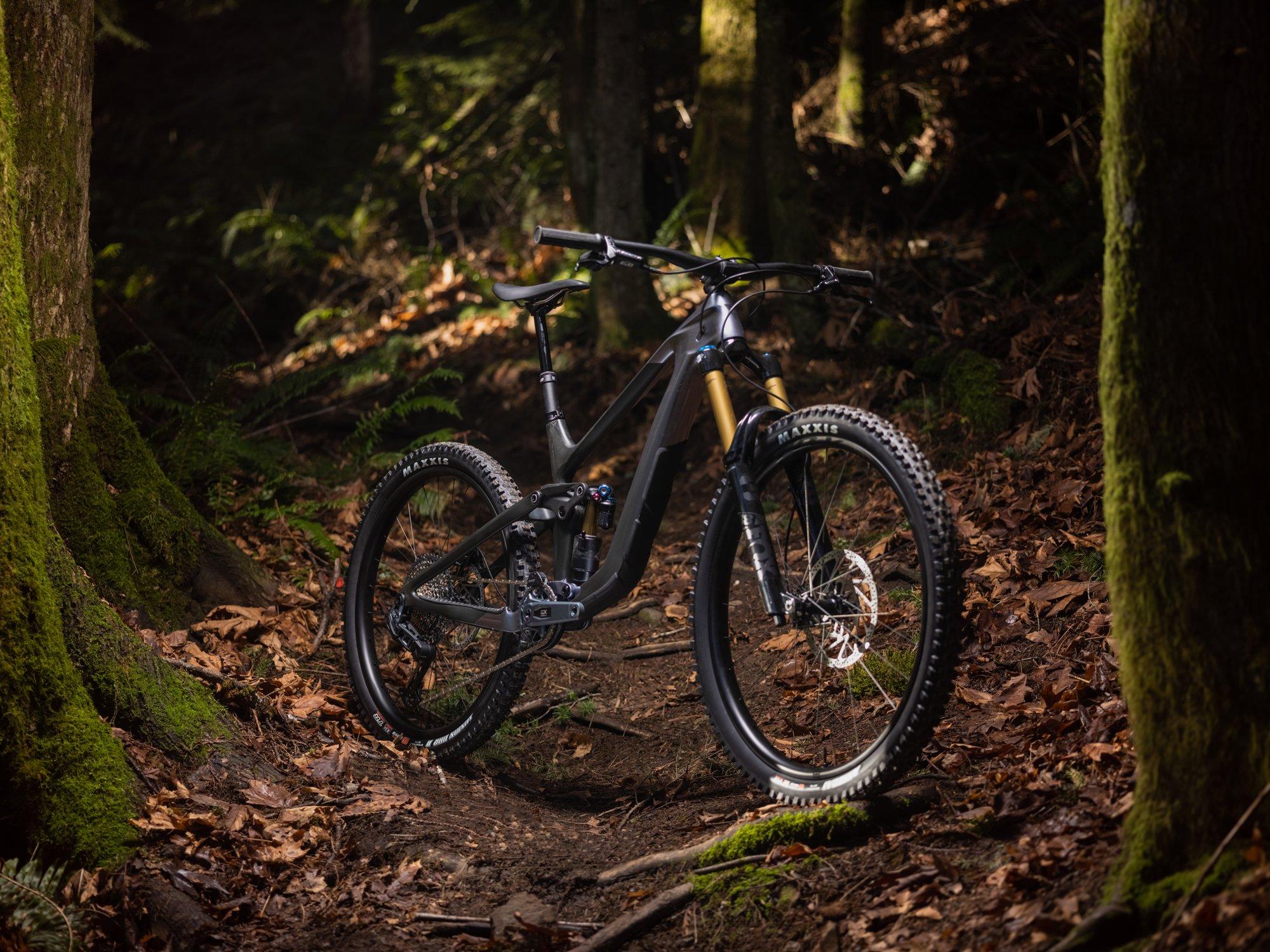 a mountain bike is parked in the middle of a forest