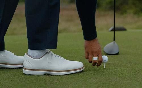 Les chaussures de golf SUN DAY RED arrivent chez Golf Town: des chaussures révolutionnaires testées par Tiger