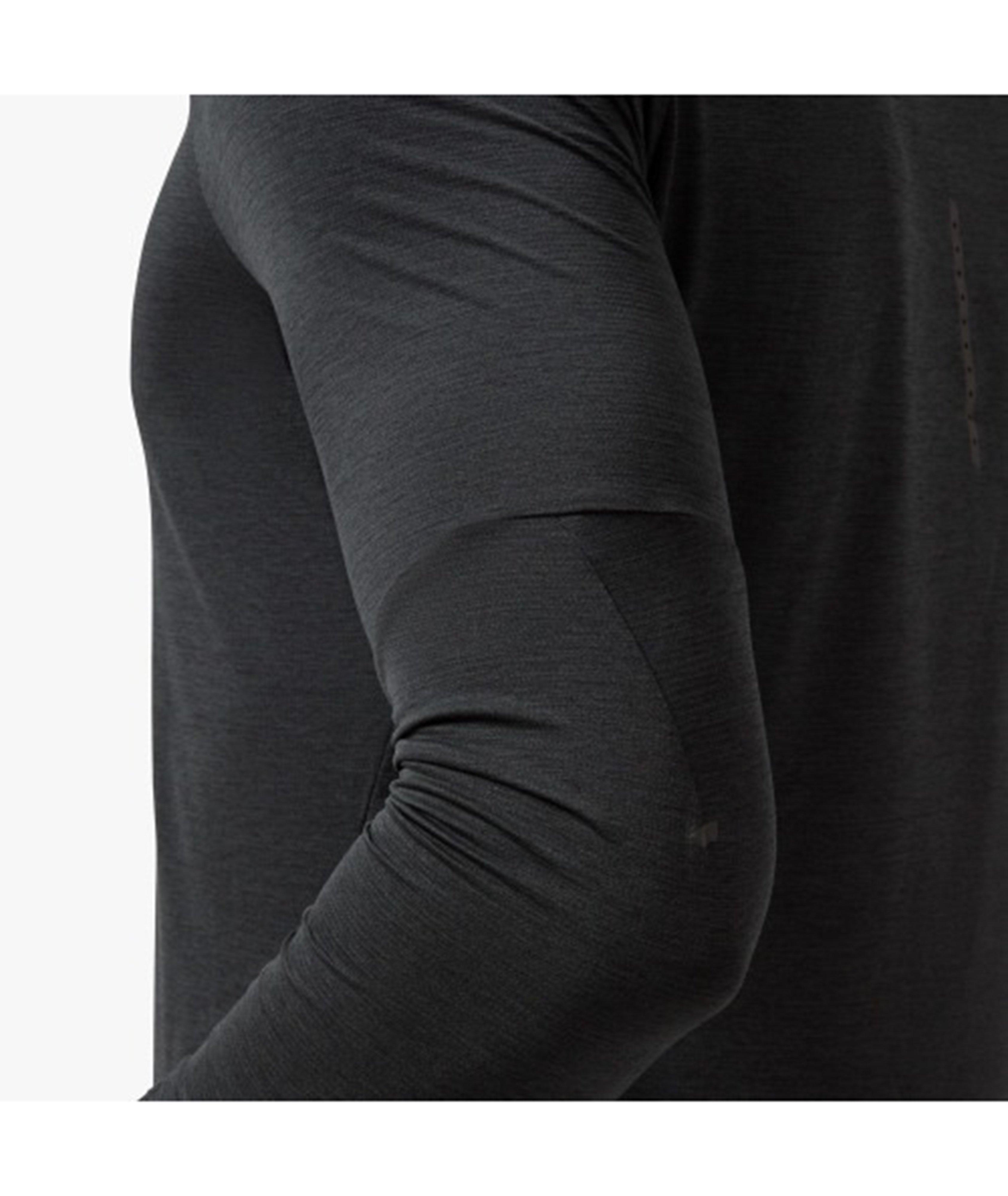 T-shirt long en tissu performance image 5