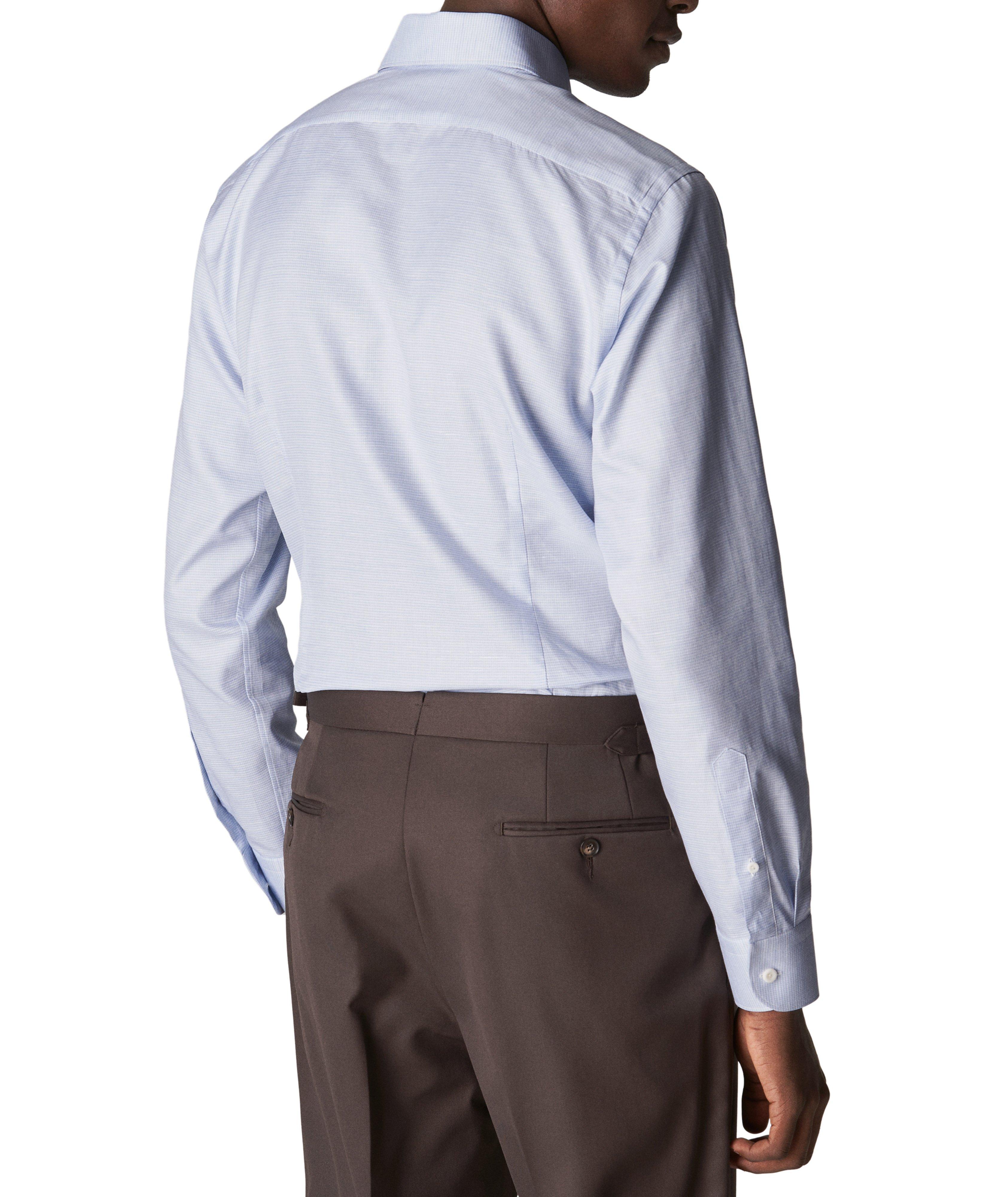 Chemise en coton et lin de coupe contemporaine image 2