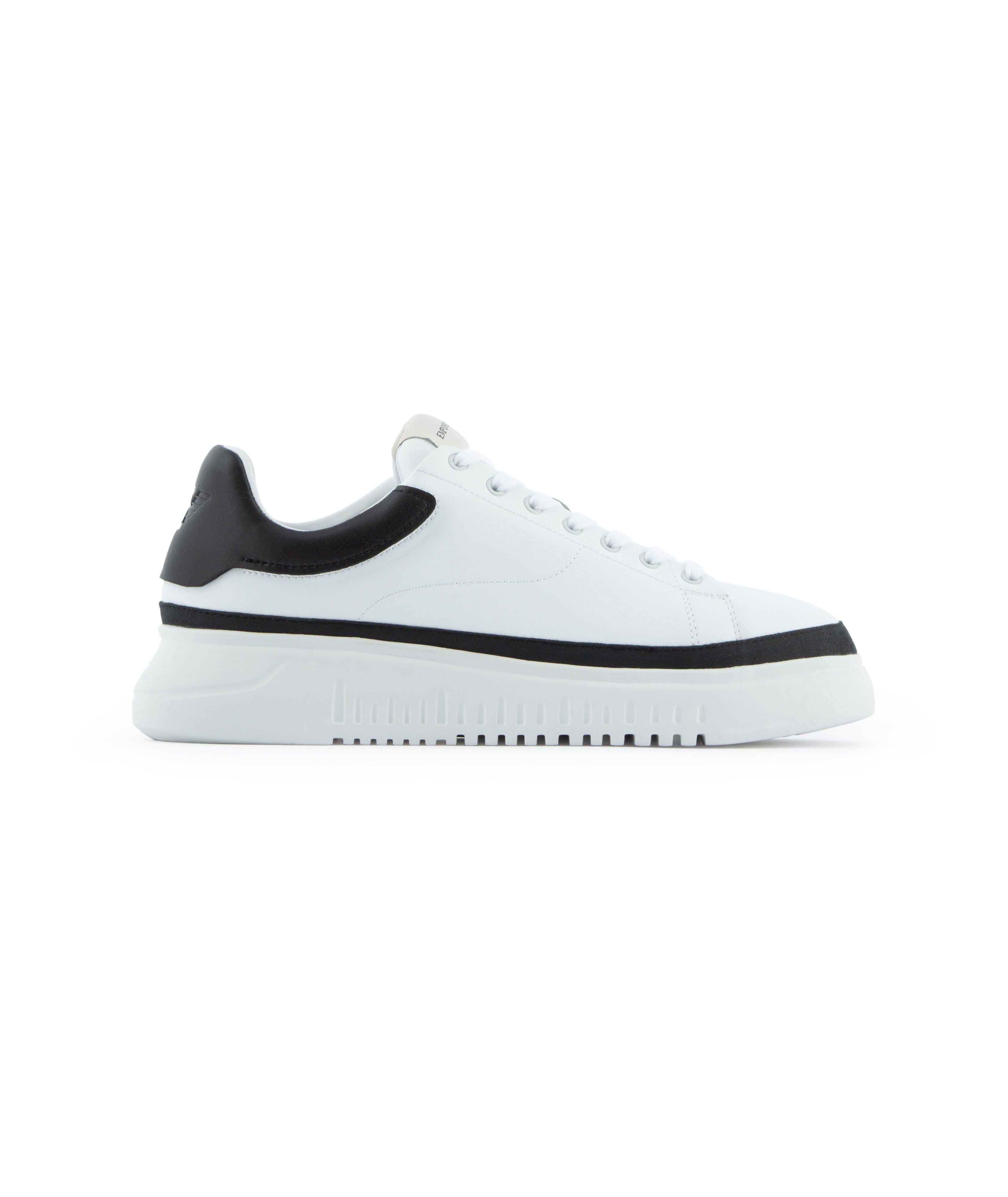Chaussure sport en cuir à détails contrastants image 1