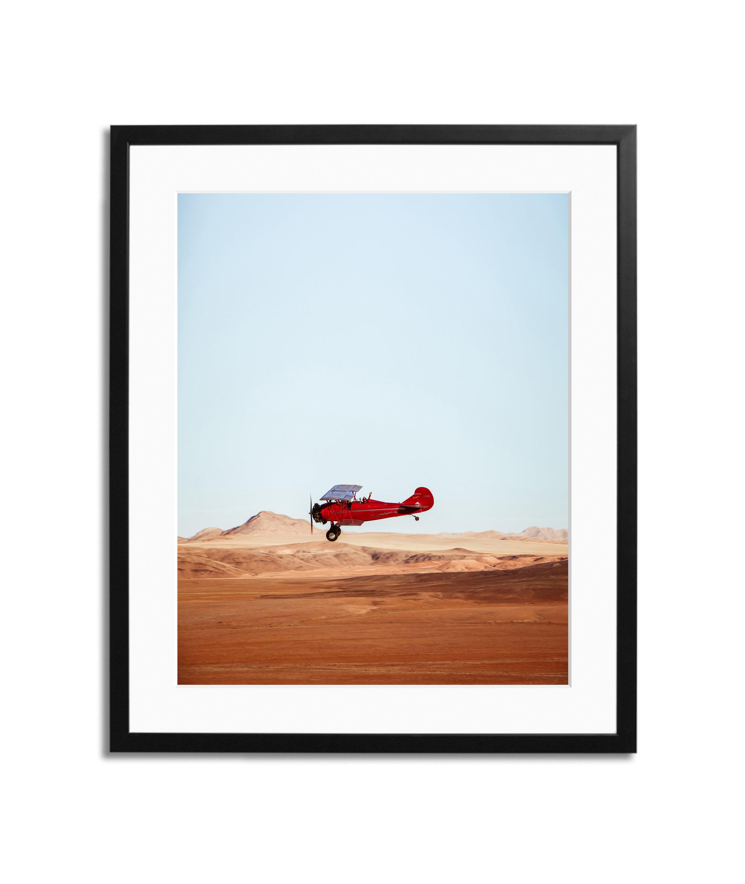 Photographie encadrée 'Plane in the Desert' image 0
