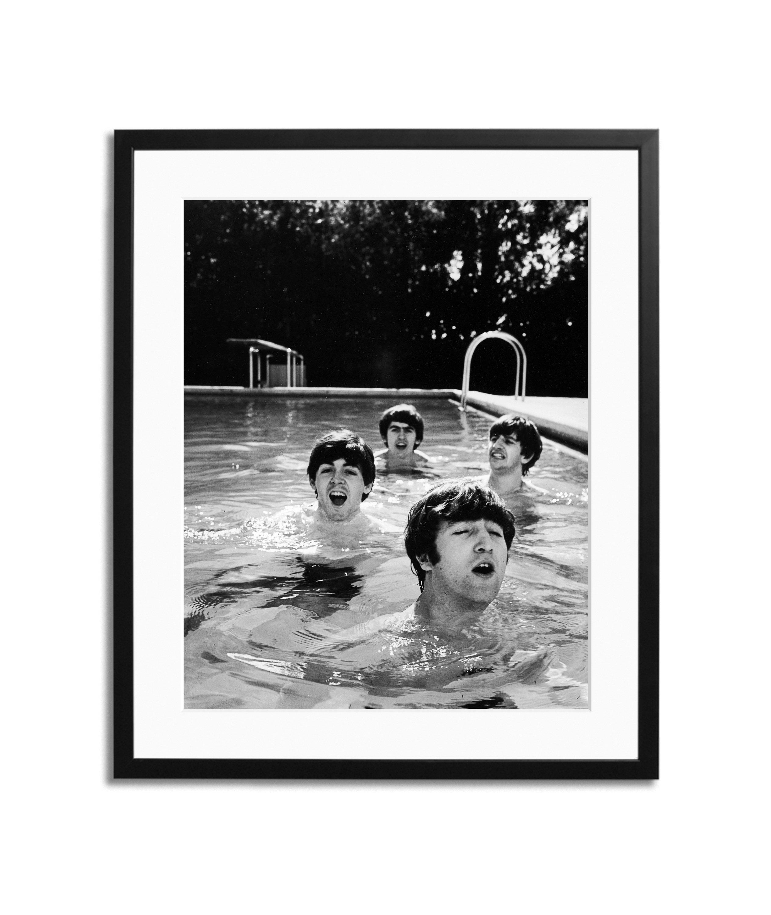 Photographie encadrée 'Beatles Taking a Dip' image 0