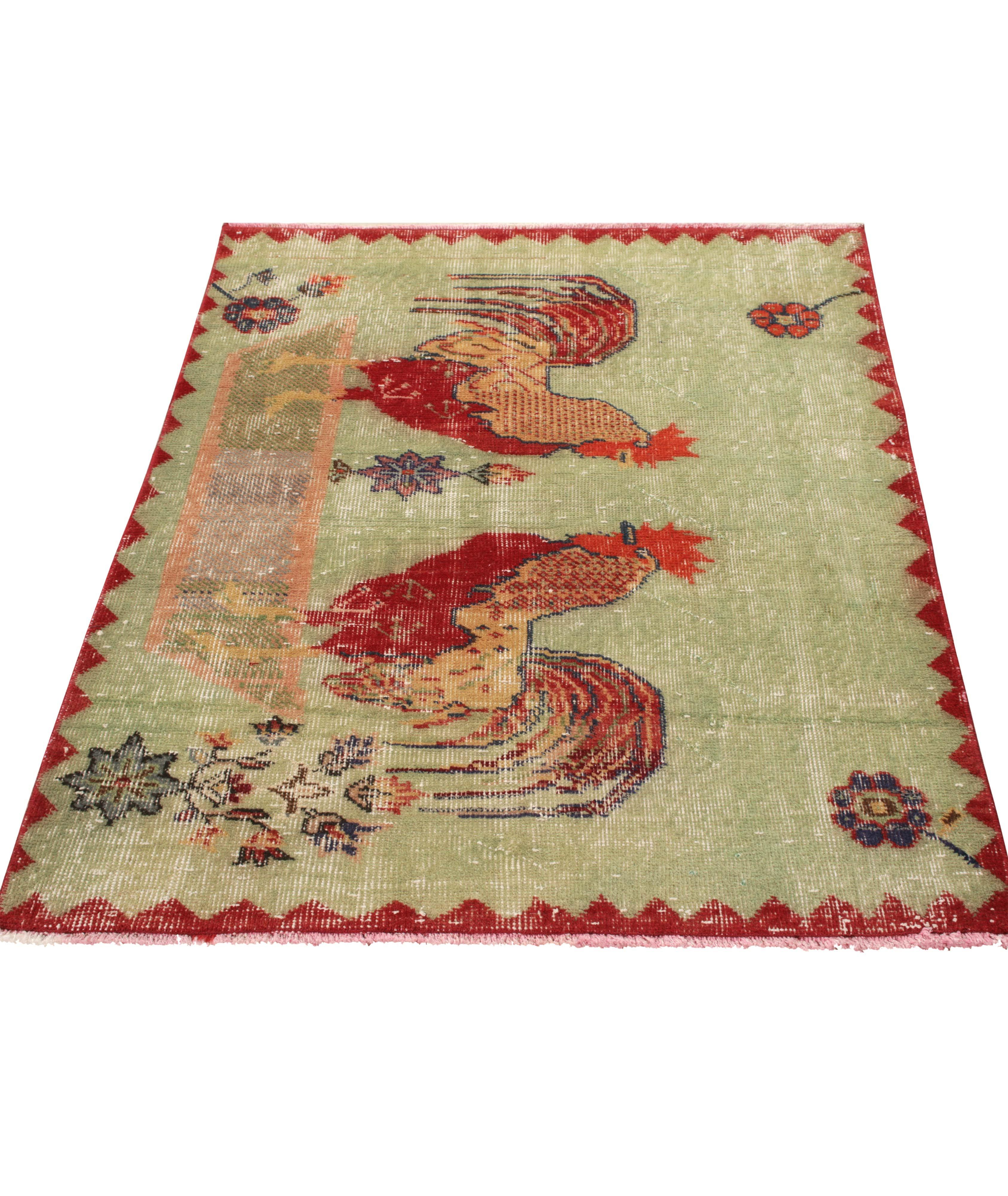Tapis d’époque d’aspect usé à motif de coqs image 1