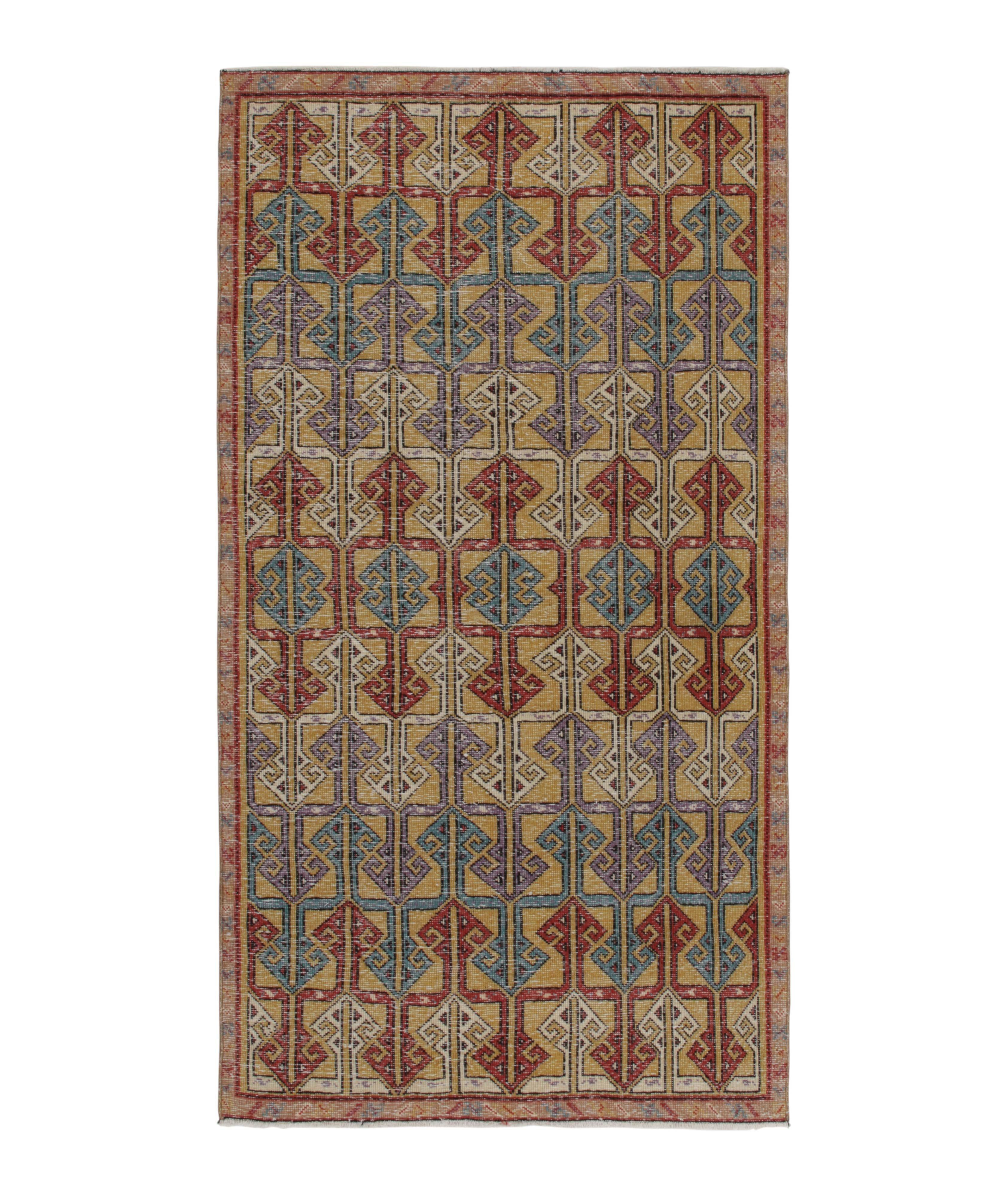 Tapis d’époque d’aspect usé à motif géométrique image 0