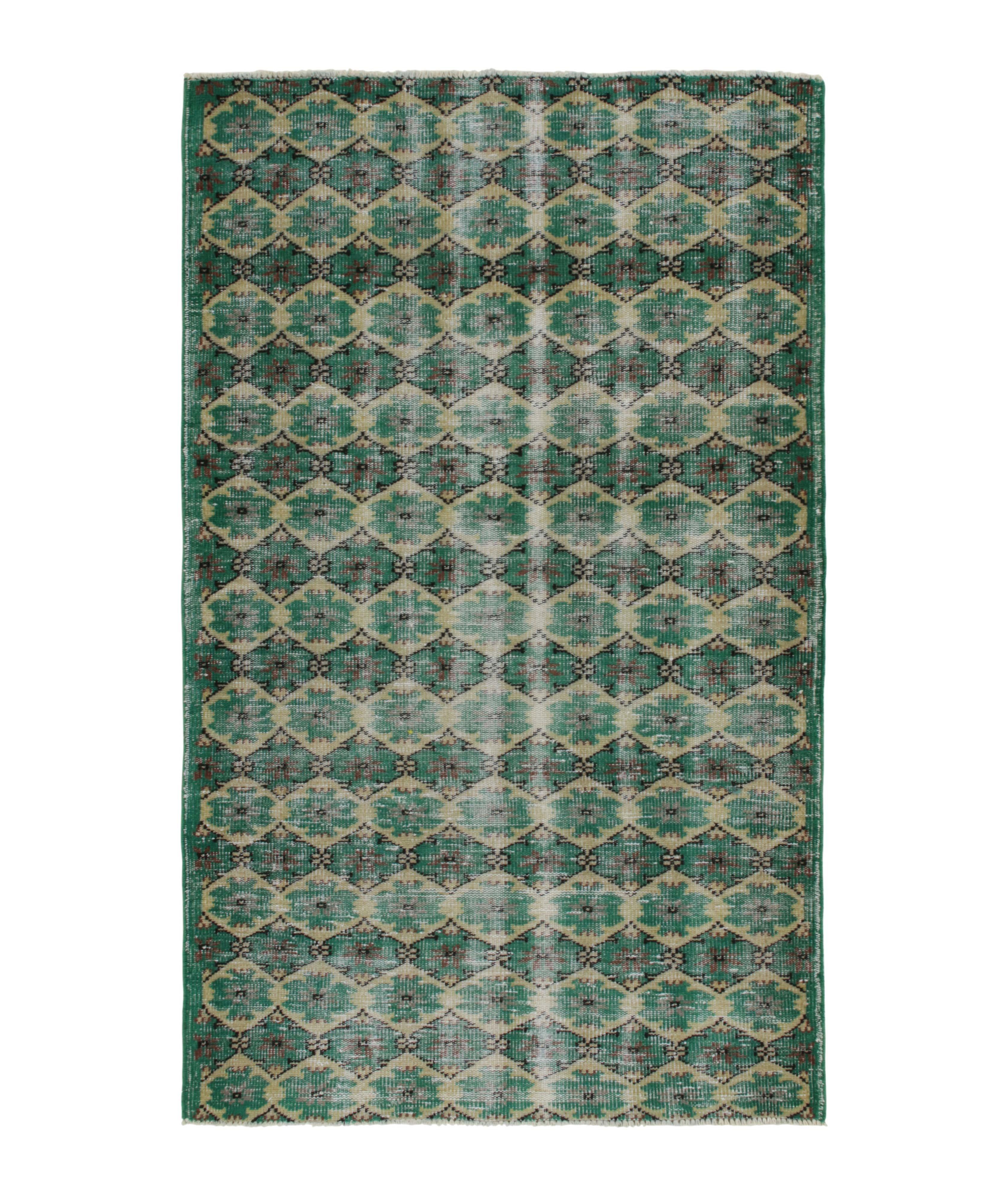 Tapis d’époque d’aspect usé à motif image 0