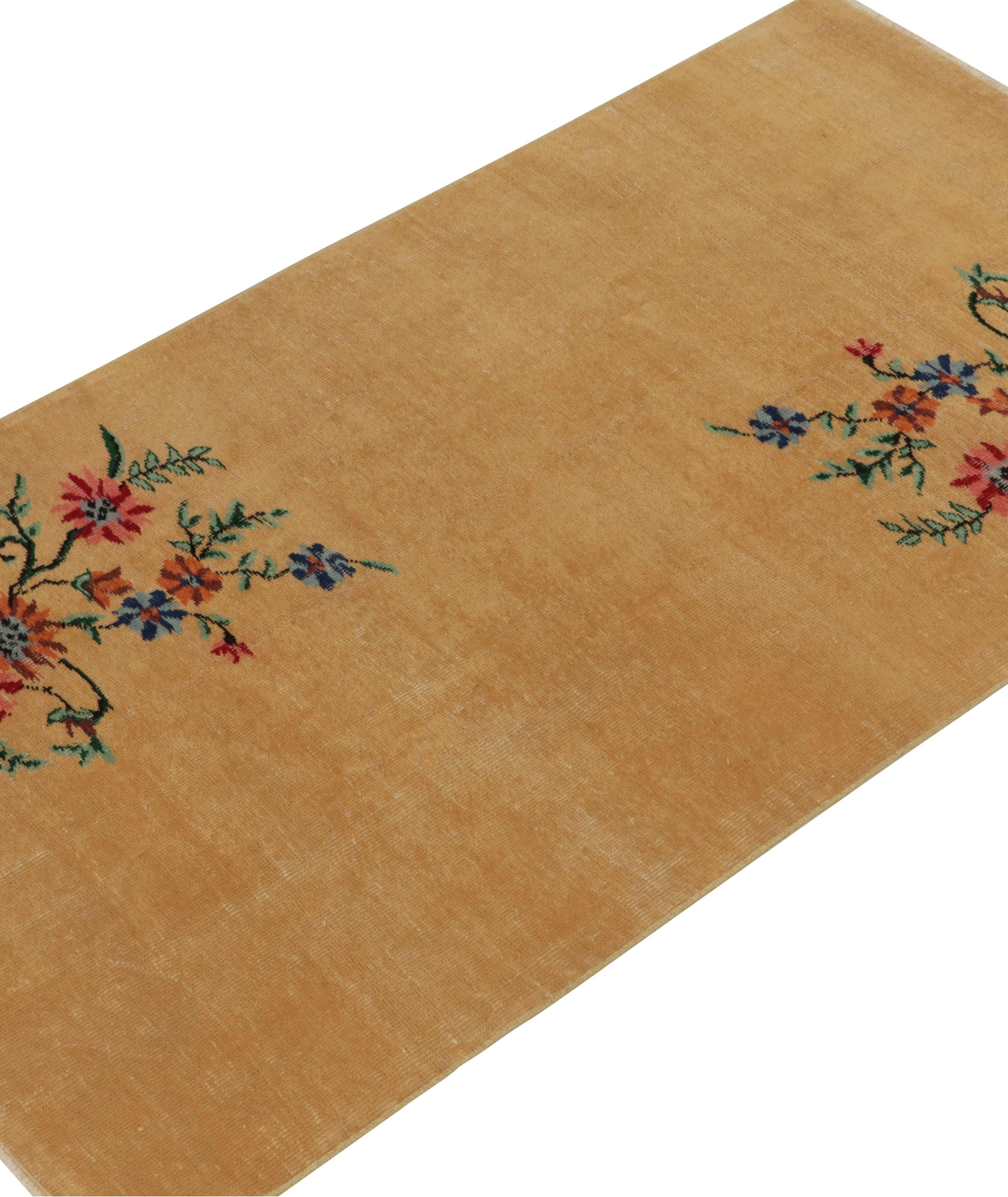 Tapis d’époque d’aspect usé à motif floral image 1