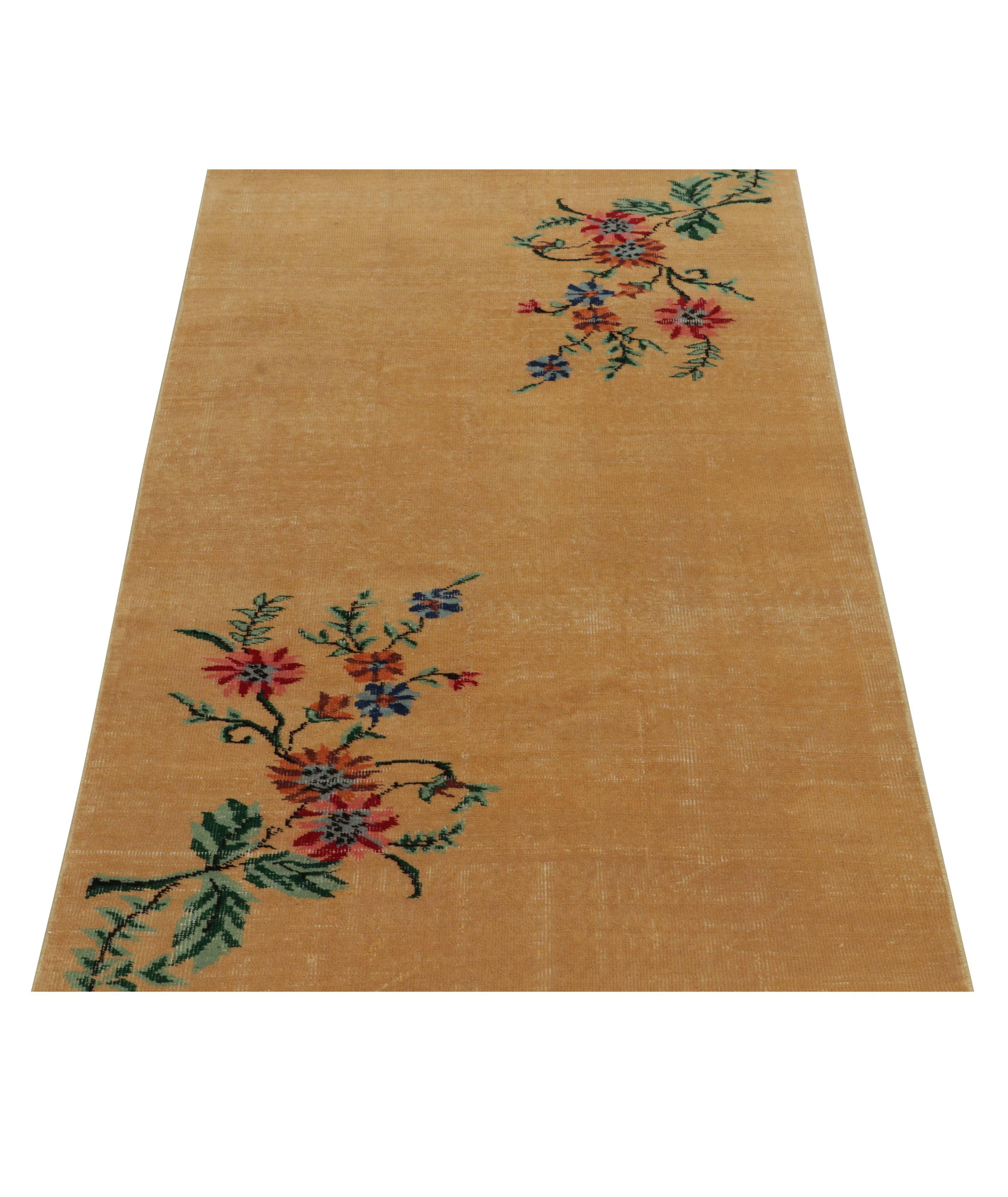 Tapis d’époque d’aspect usé à motif floral image 2