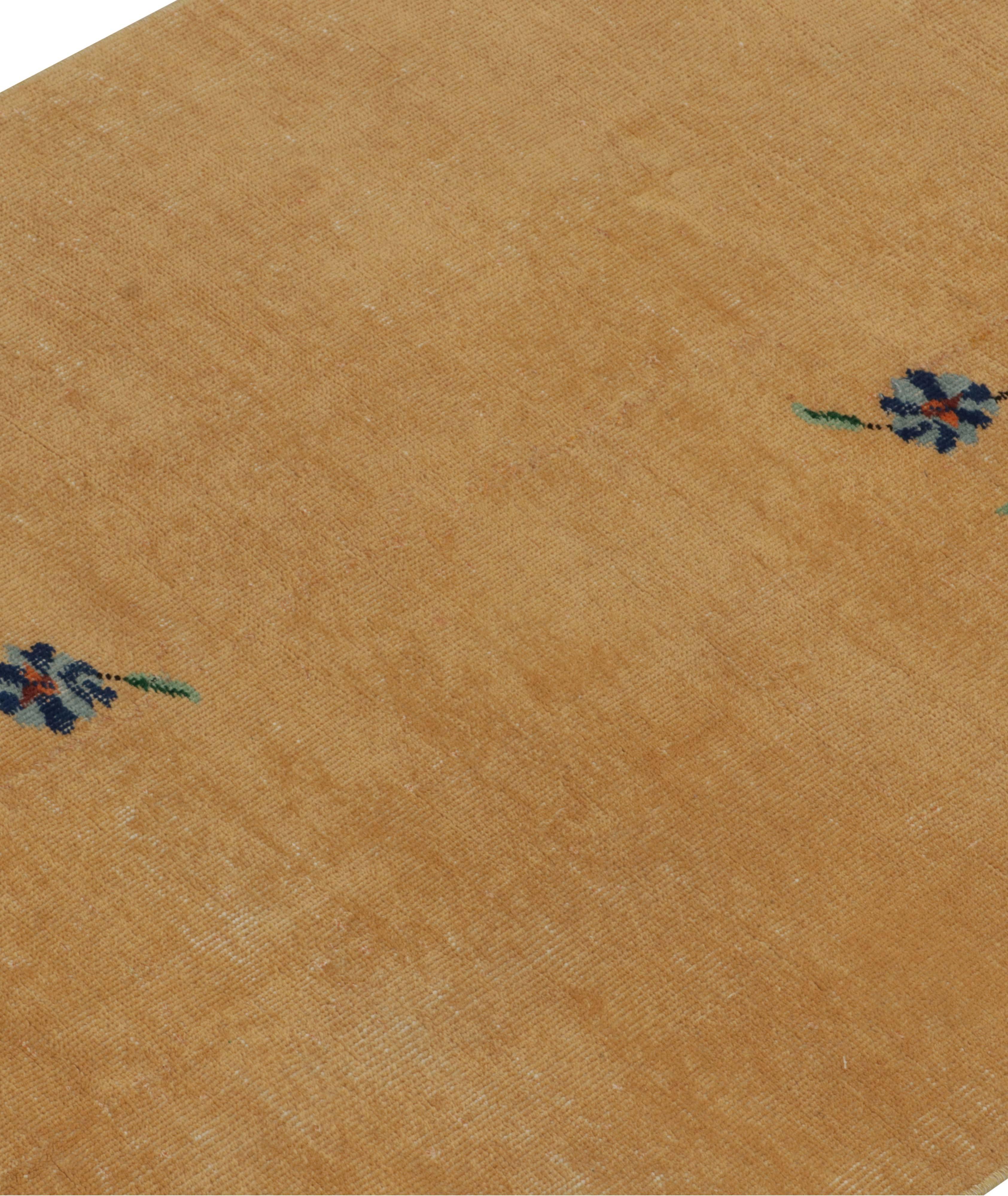 Tapis d’époque d’aspect usé à motif floral image 3
