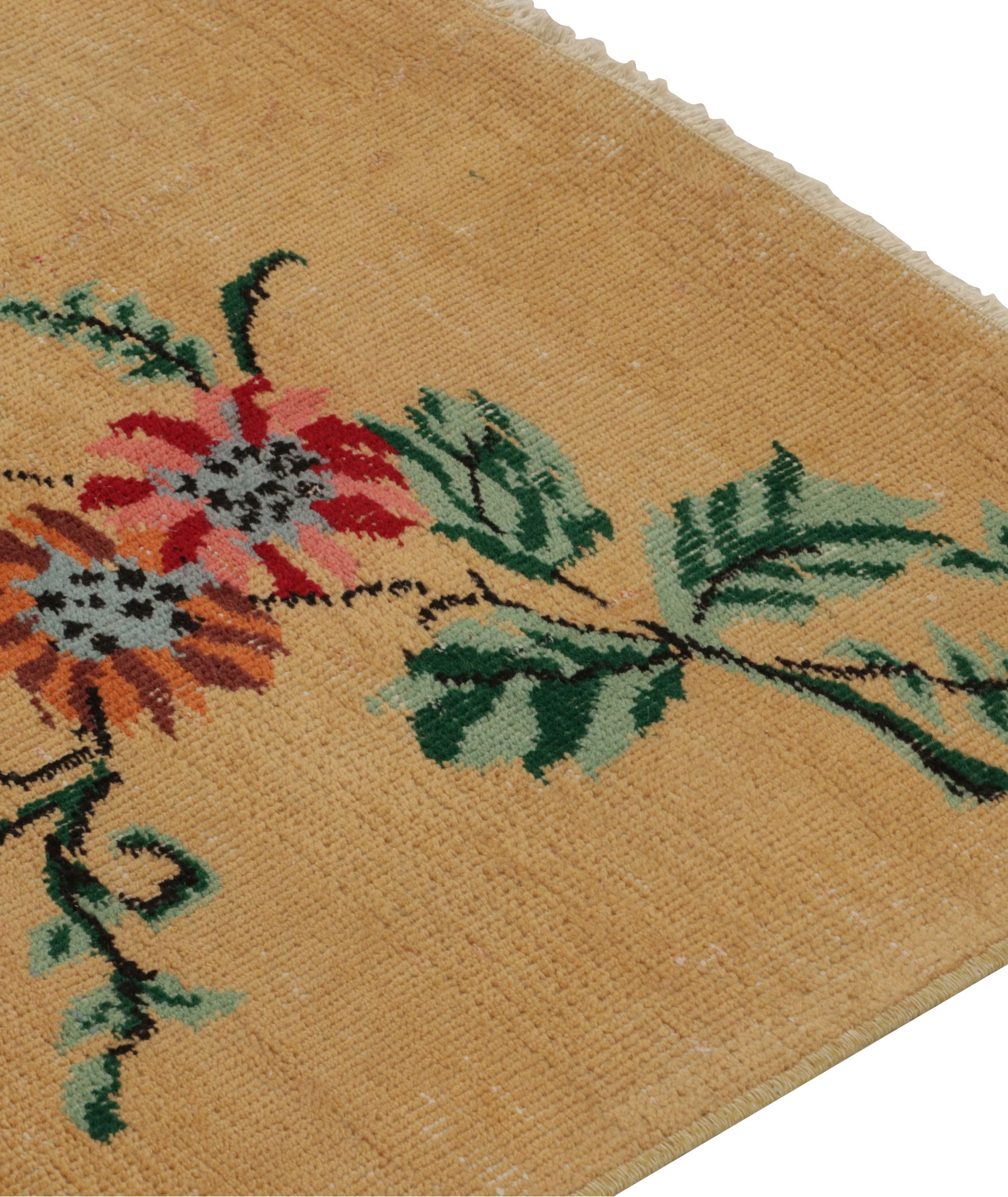 Tapis d’époque d’aspect usé à motif floral image 4