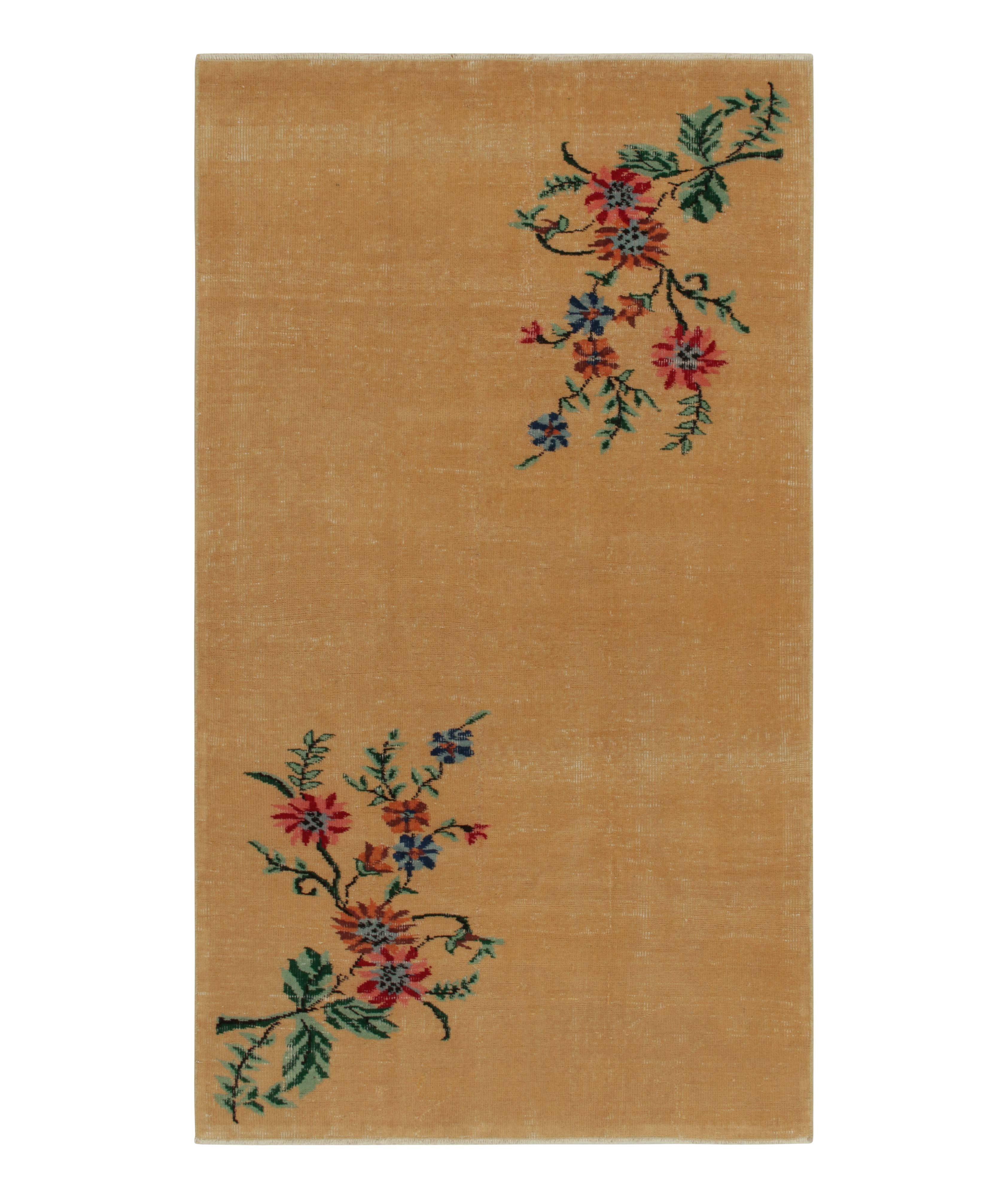 Tapis d’époque d’aspect usé à motif floral image 0