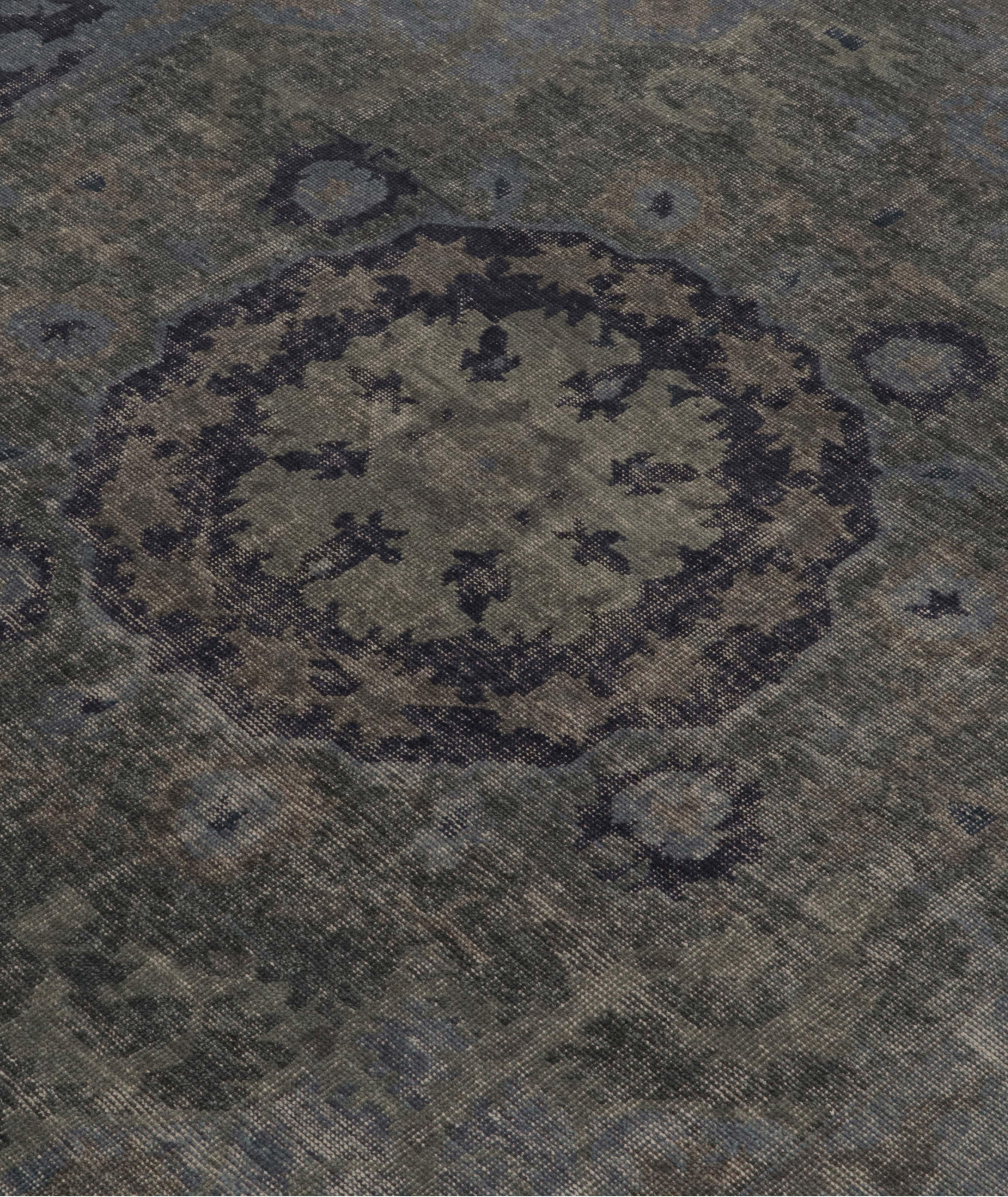 Distressed Style Rug in Medallion Pattern image 3