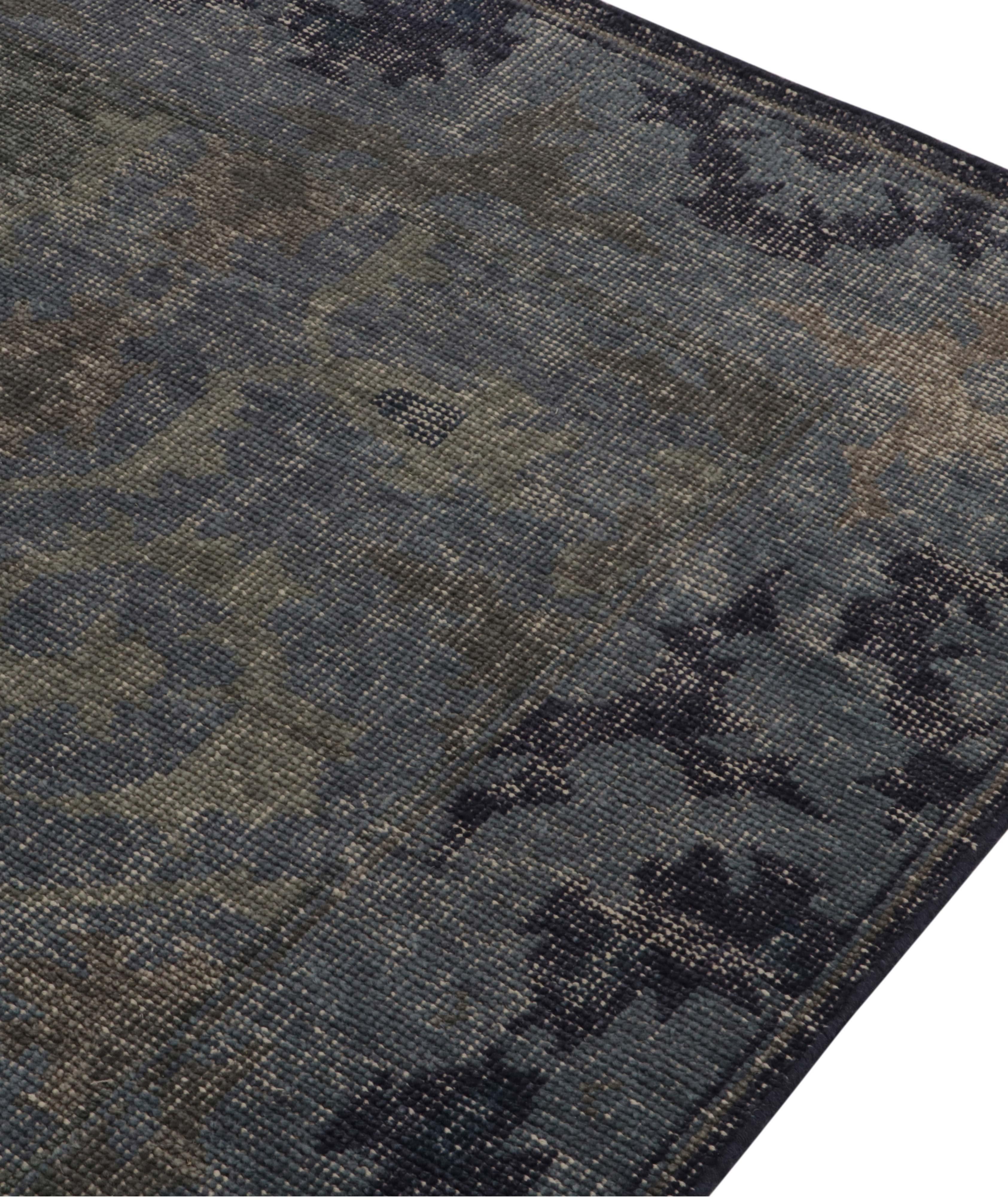 Distressed Style Rug in Medallion Pattern image 4