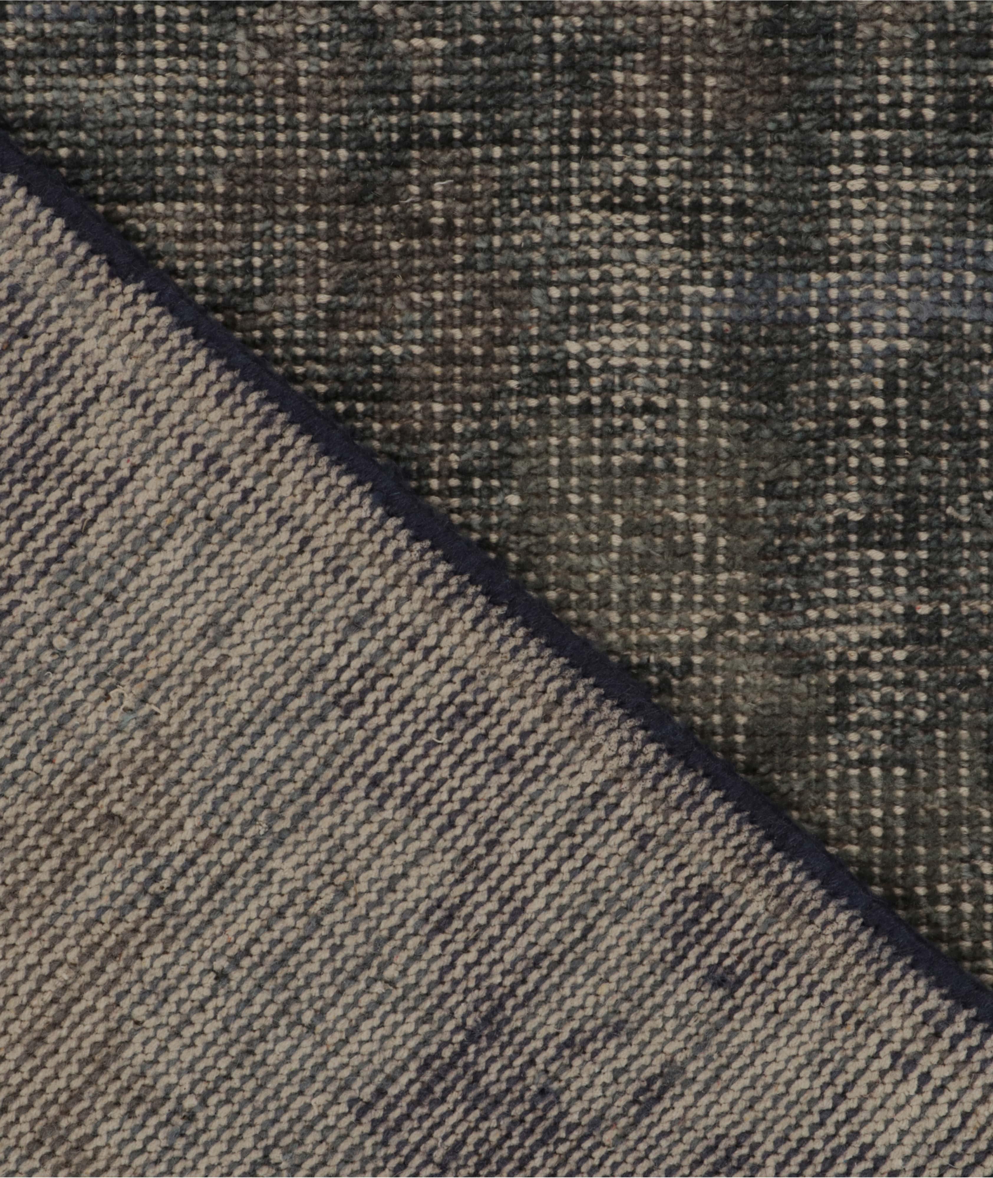Distressed Style Rug in Medallion Pattern image 6
