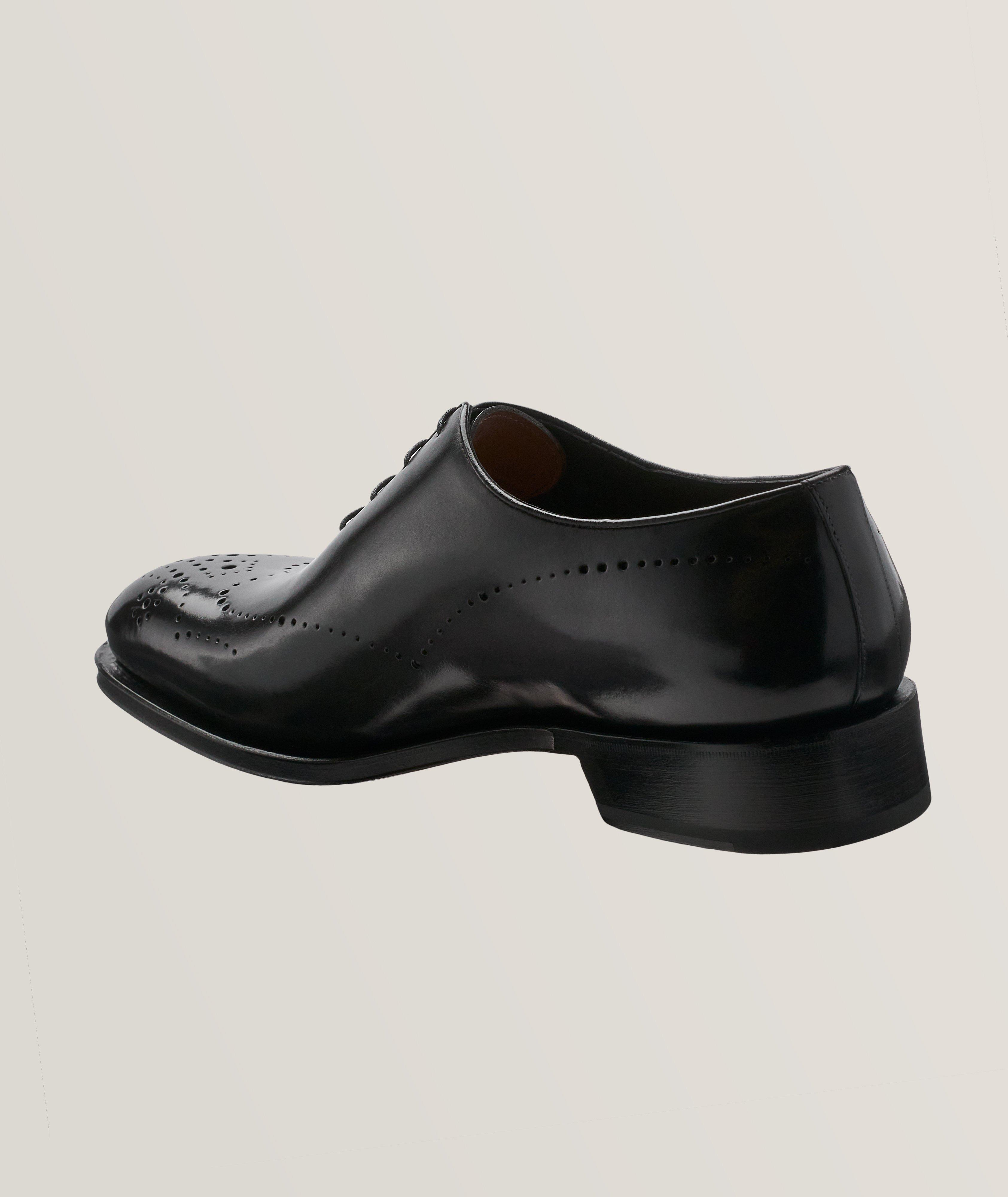Chaussure lacée perforée en cuir poli image 1