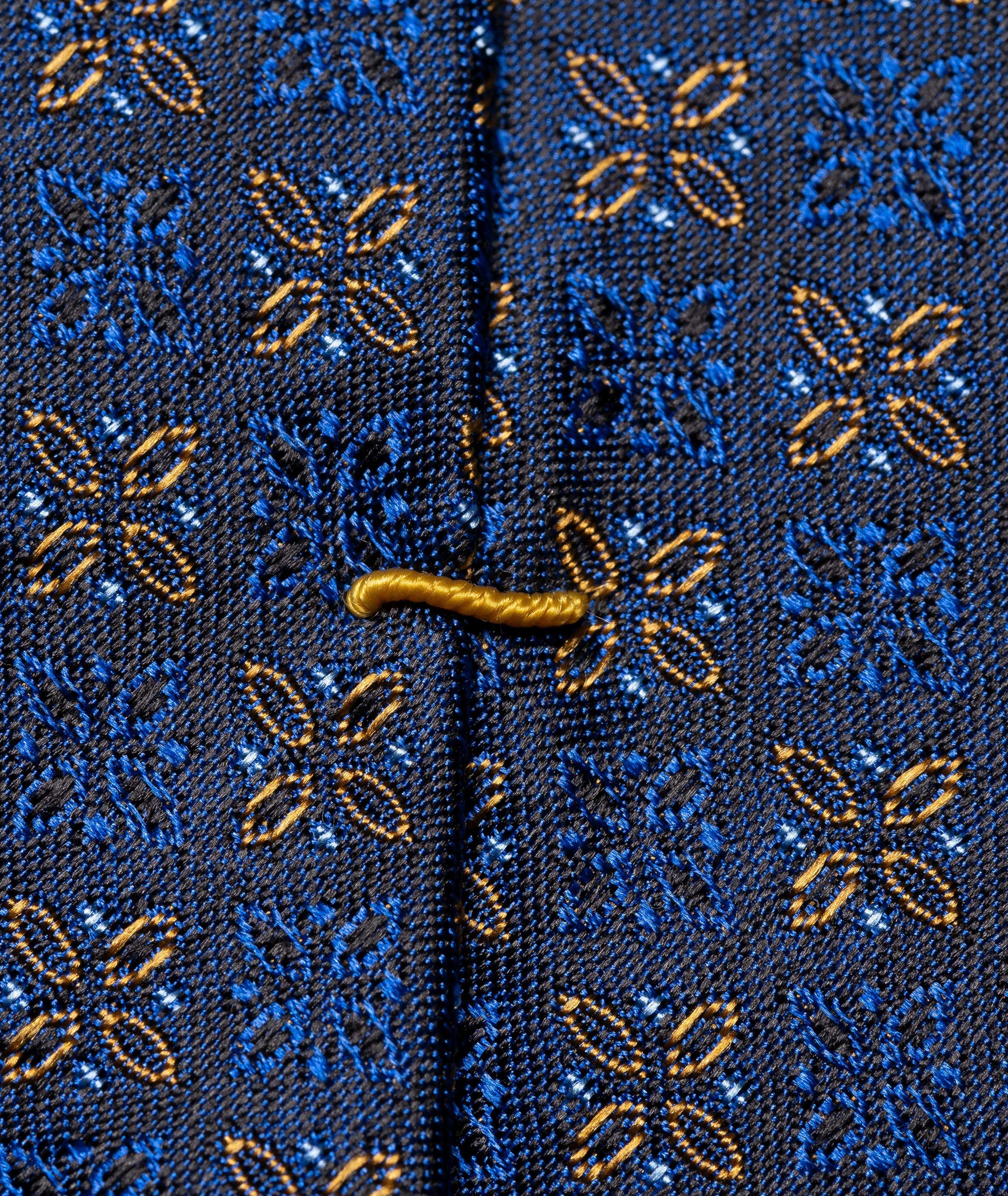Cravate en soie à motif floral image 1