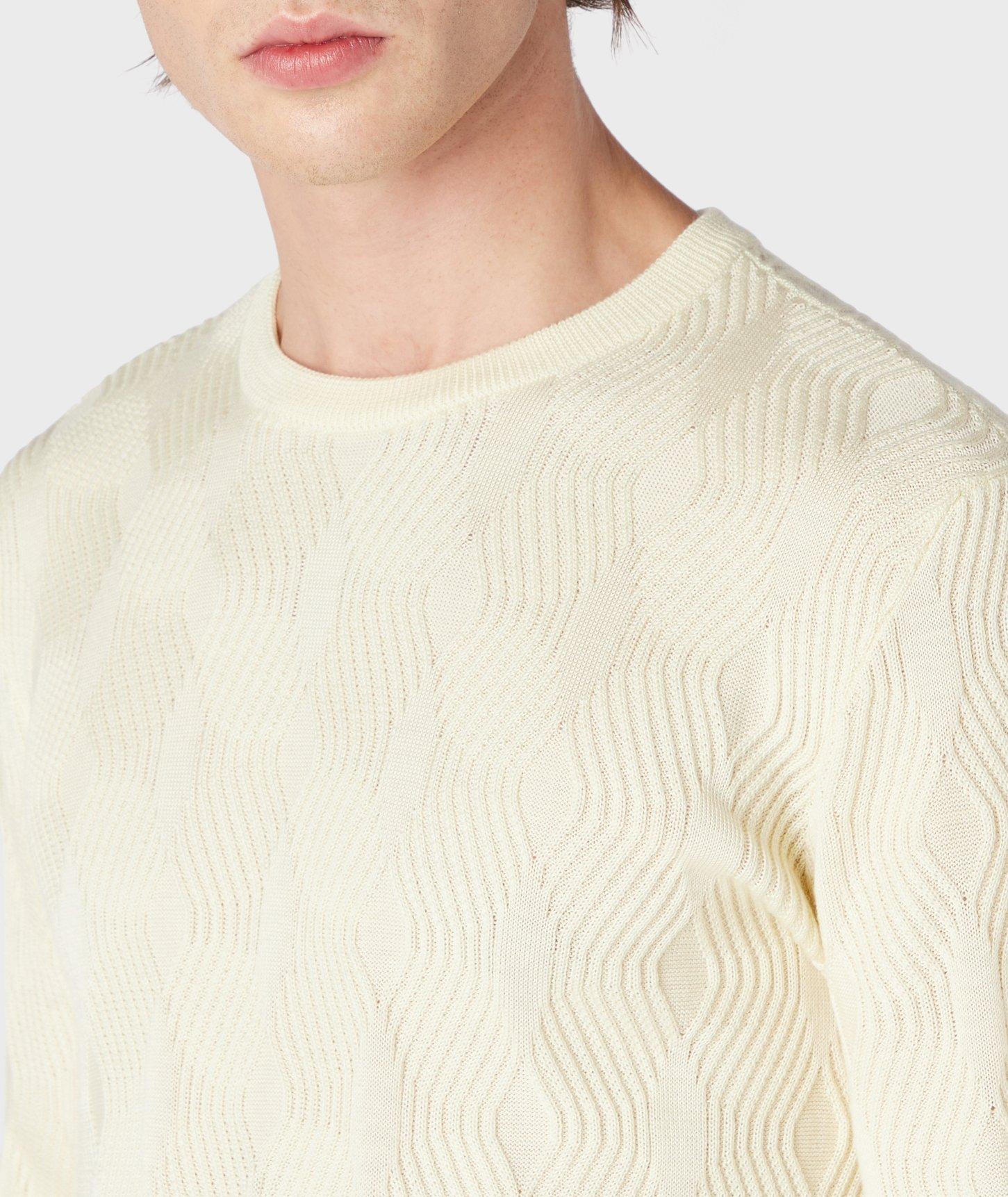 Pull en lainage à motif ondulé image 3