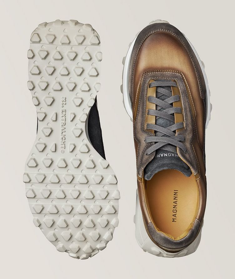 Chaussure sport sectionnée en cuir et en suède image 2