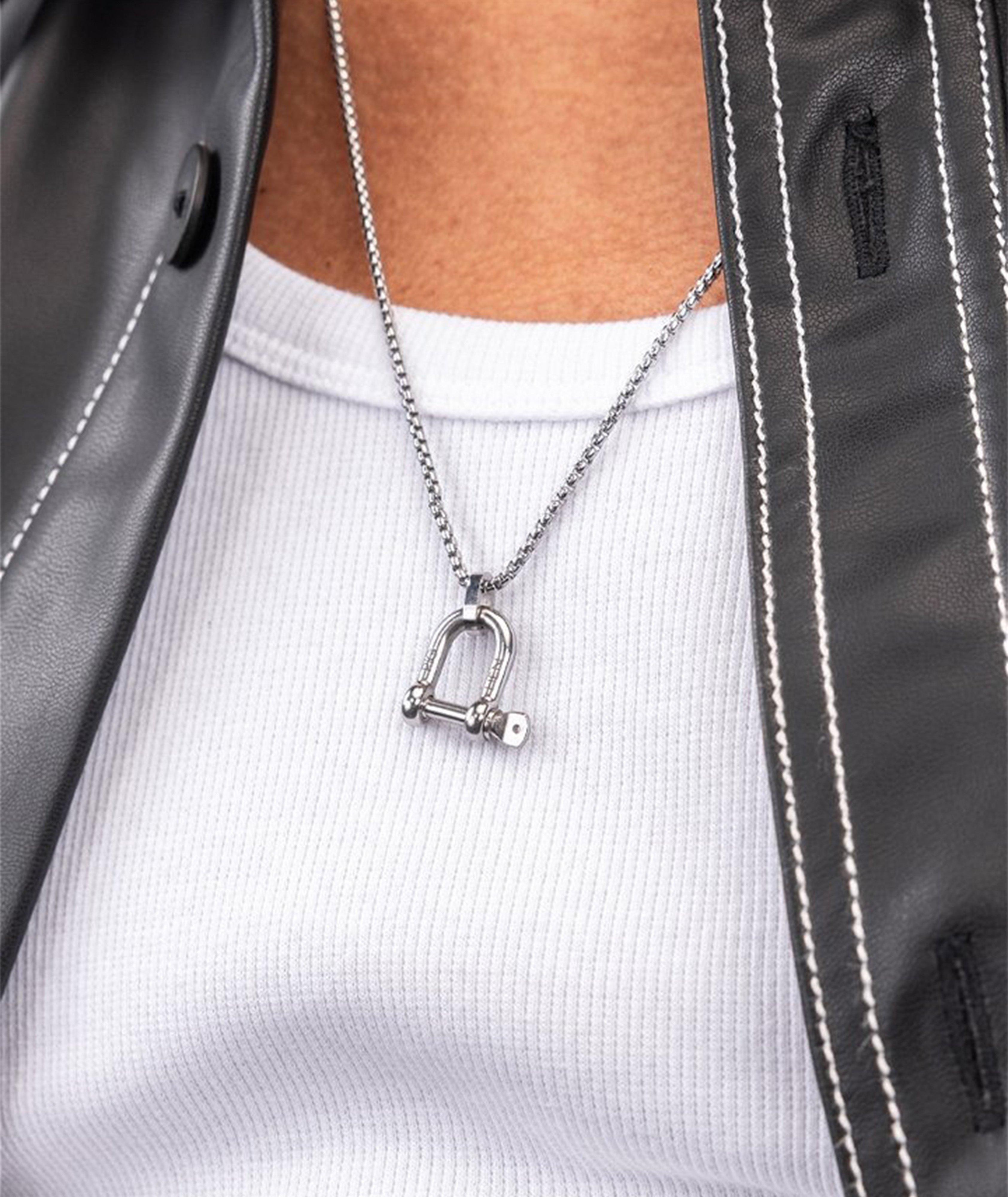 Collier à pendentif en D image 1