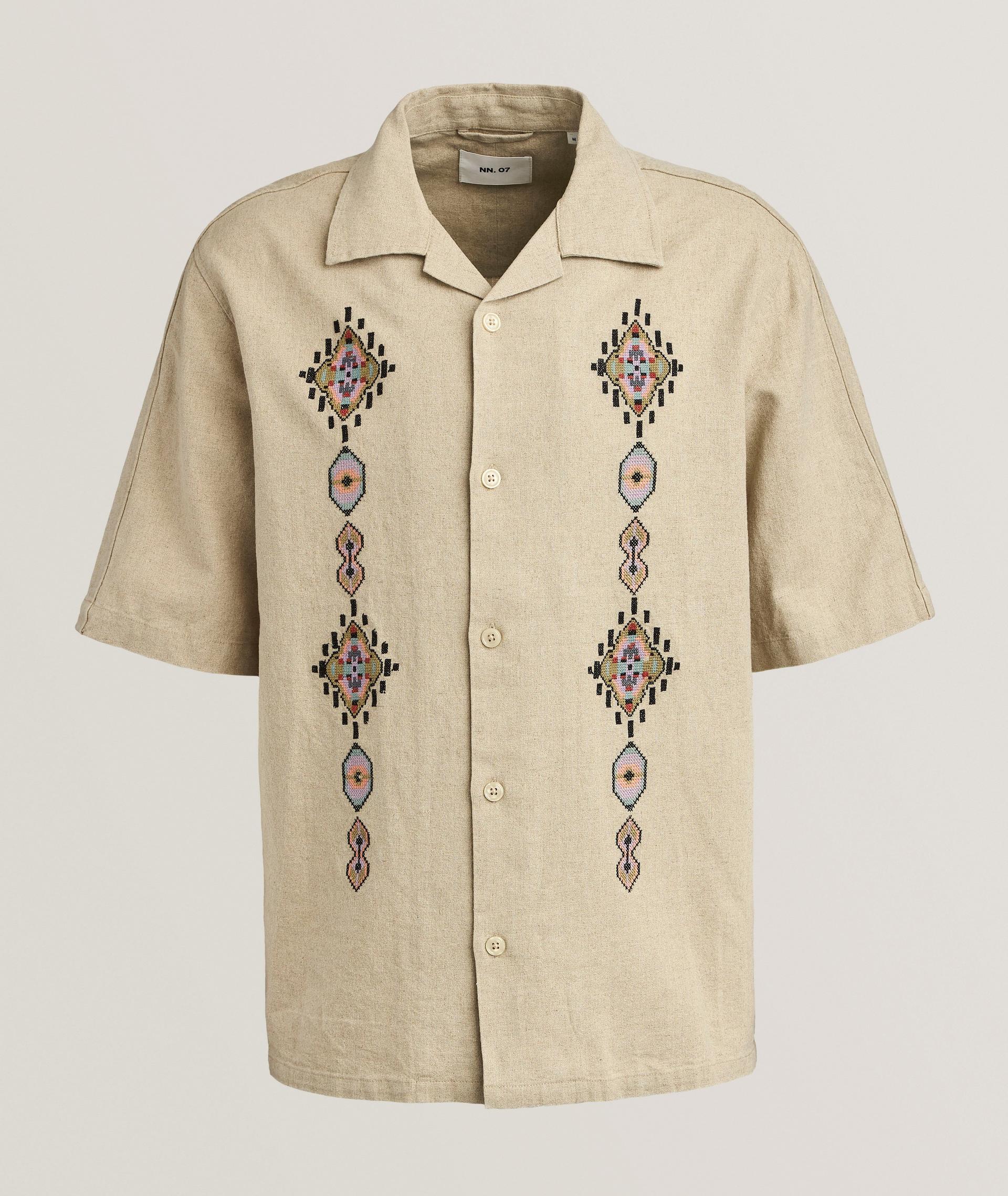 Chemise à col cubain et à motif brodé image 0