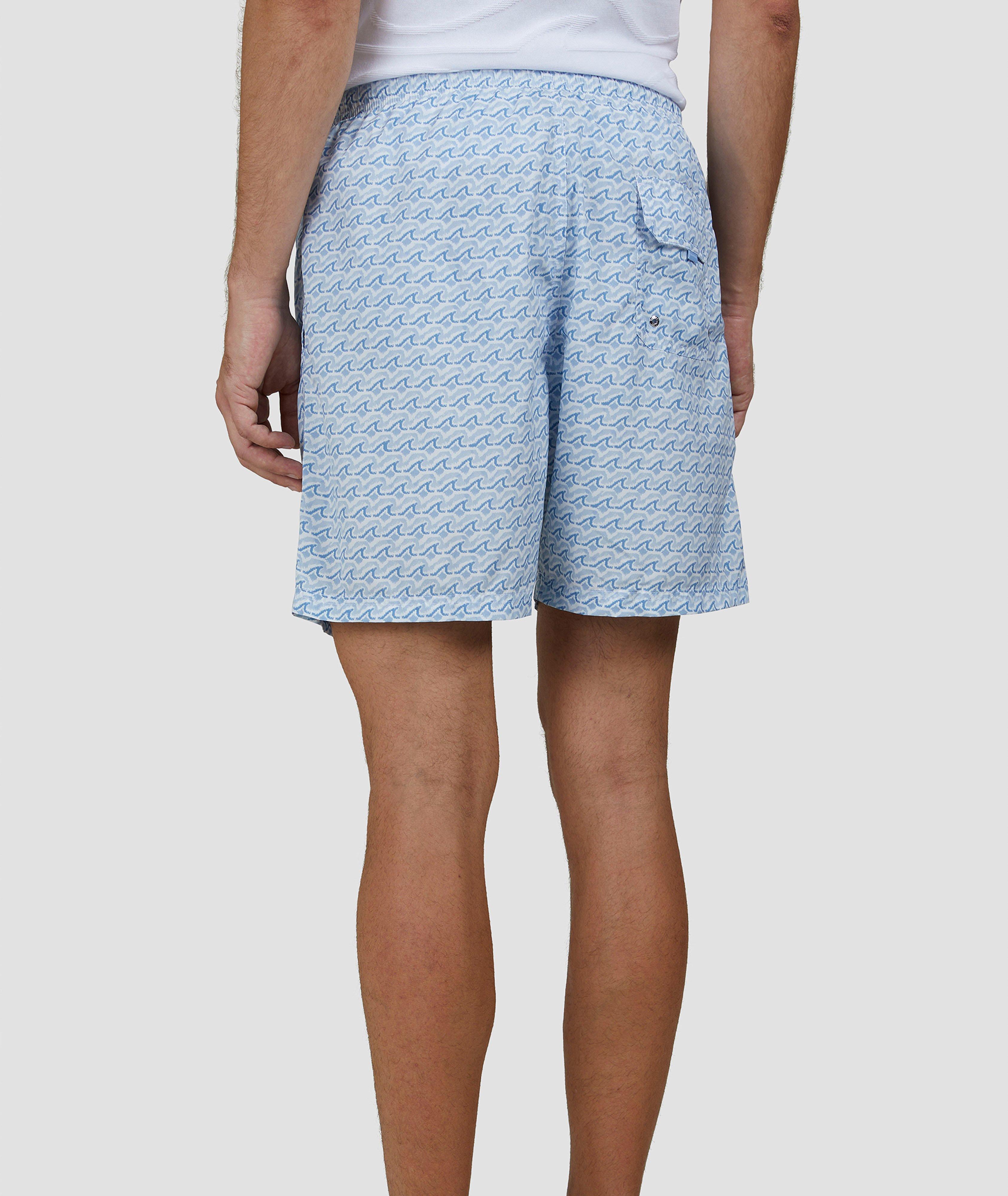 Ensemble, short de bain à motif de requins et pochette de rangement à glissière image 2