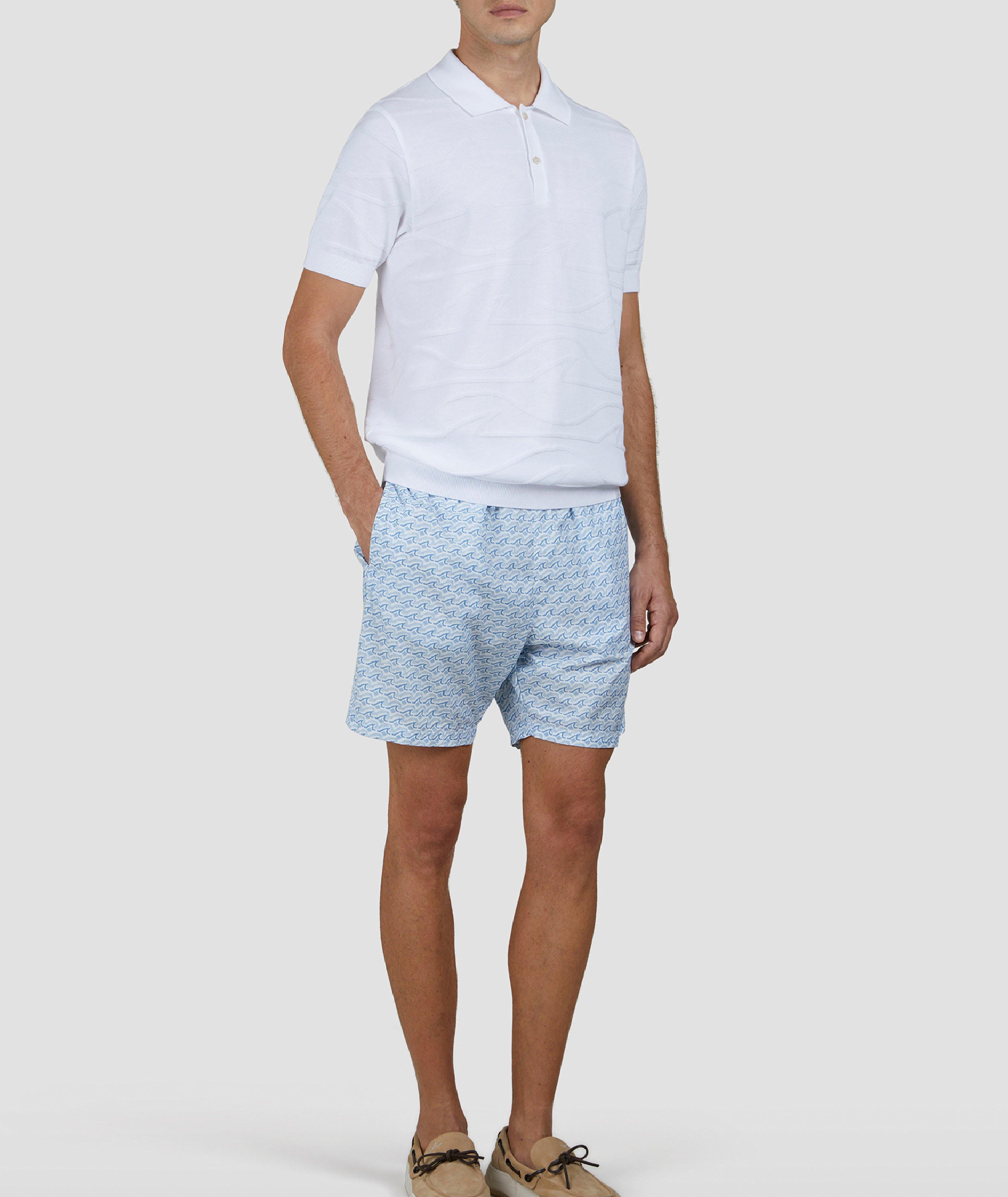 Ensemble, short de bain à motif de requins et pochette de rangement à glissière image 4