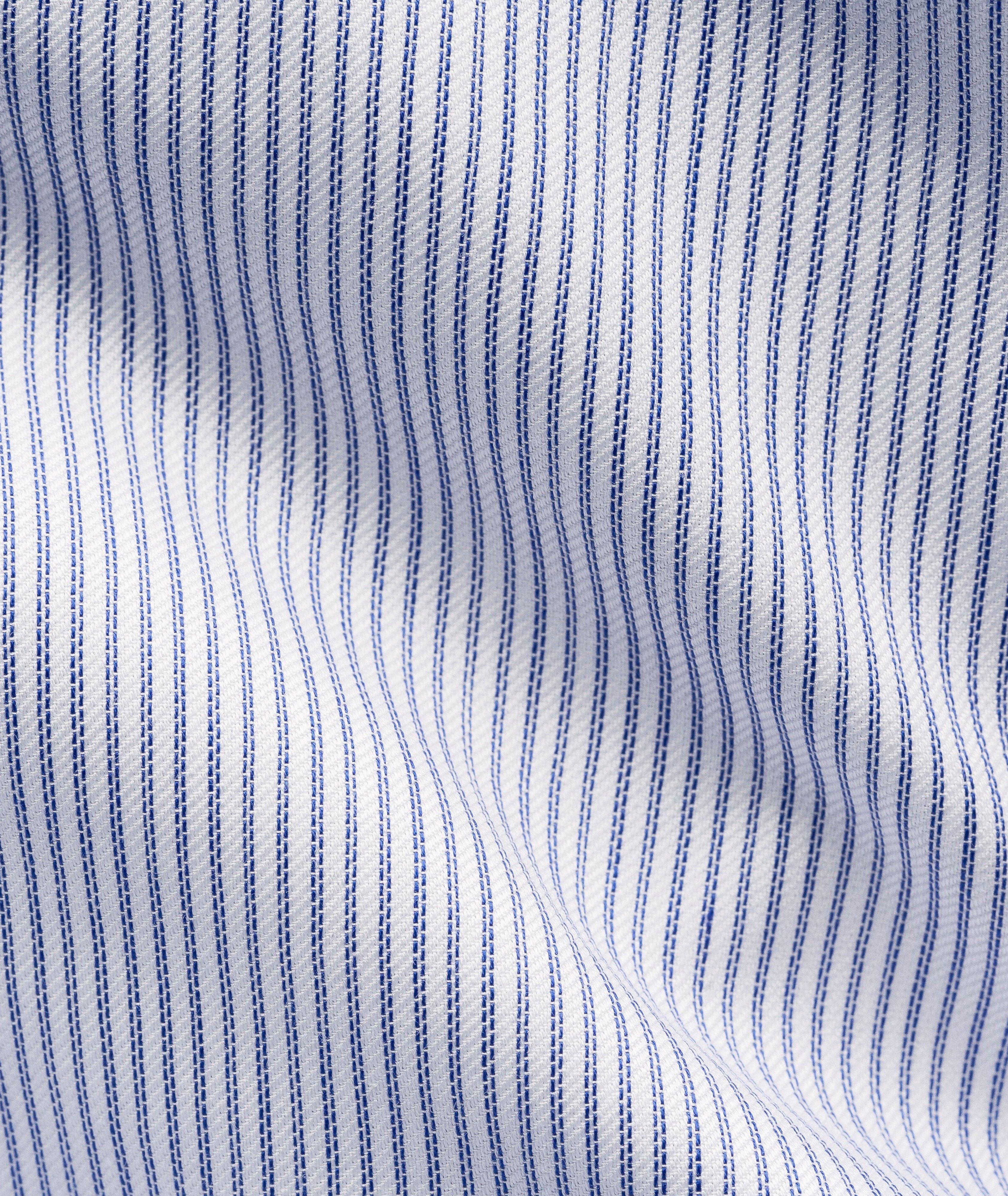 Chemise habillée à fines rayures de coupe amincie image 2