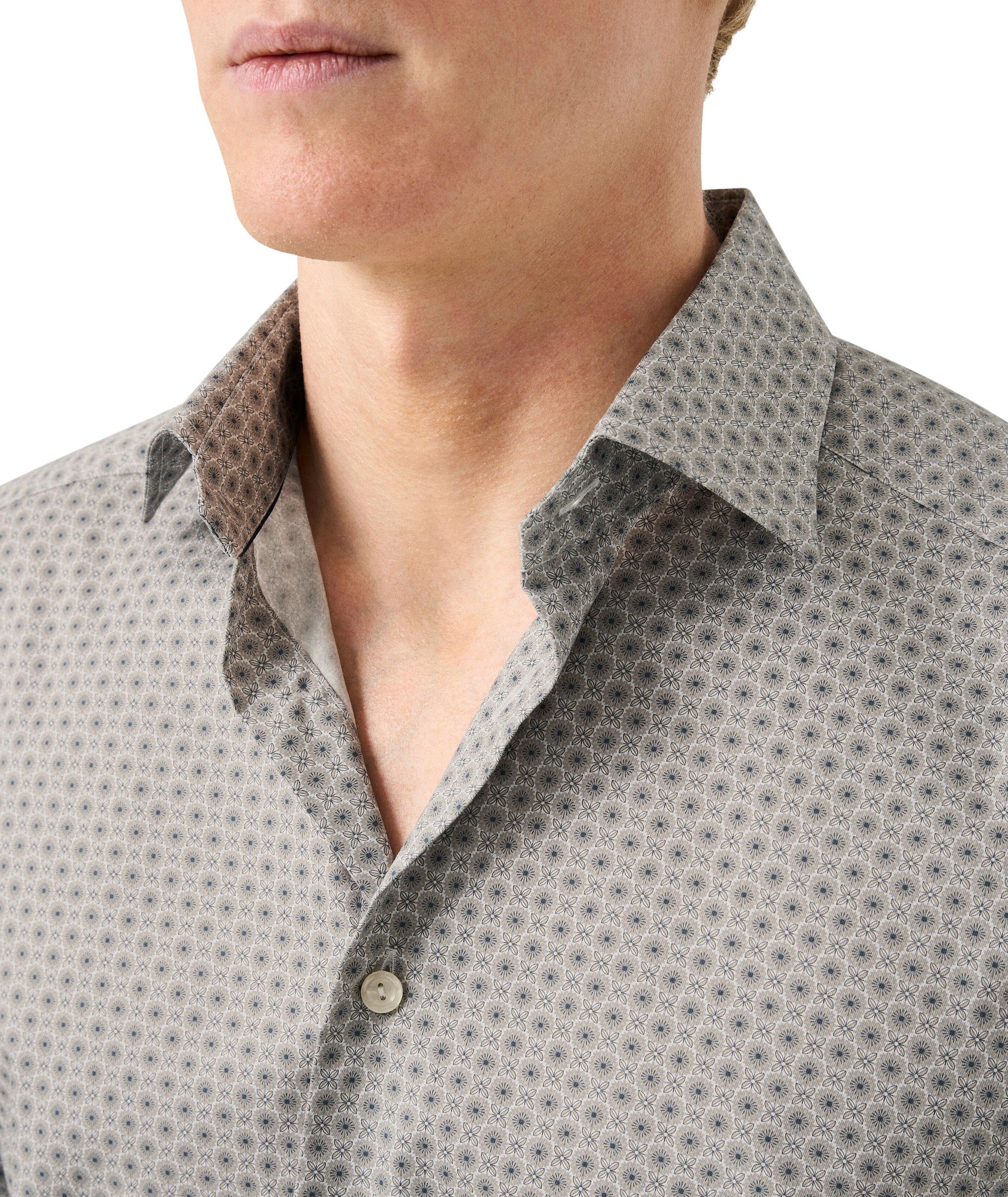 Chemise habillée à petit motif floral de coupe amincie image 4