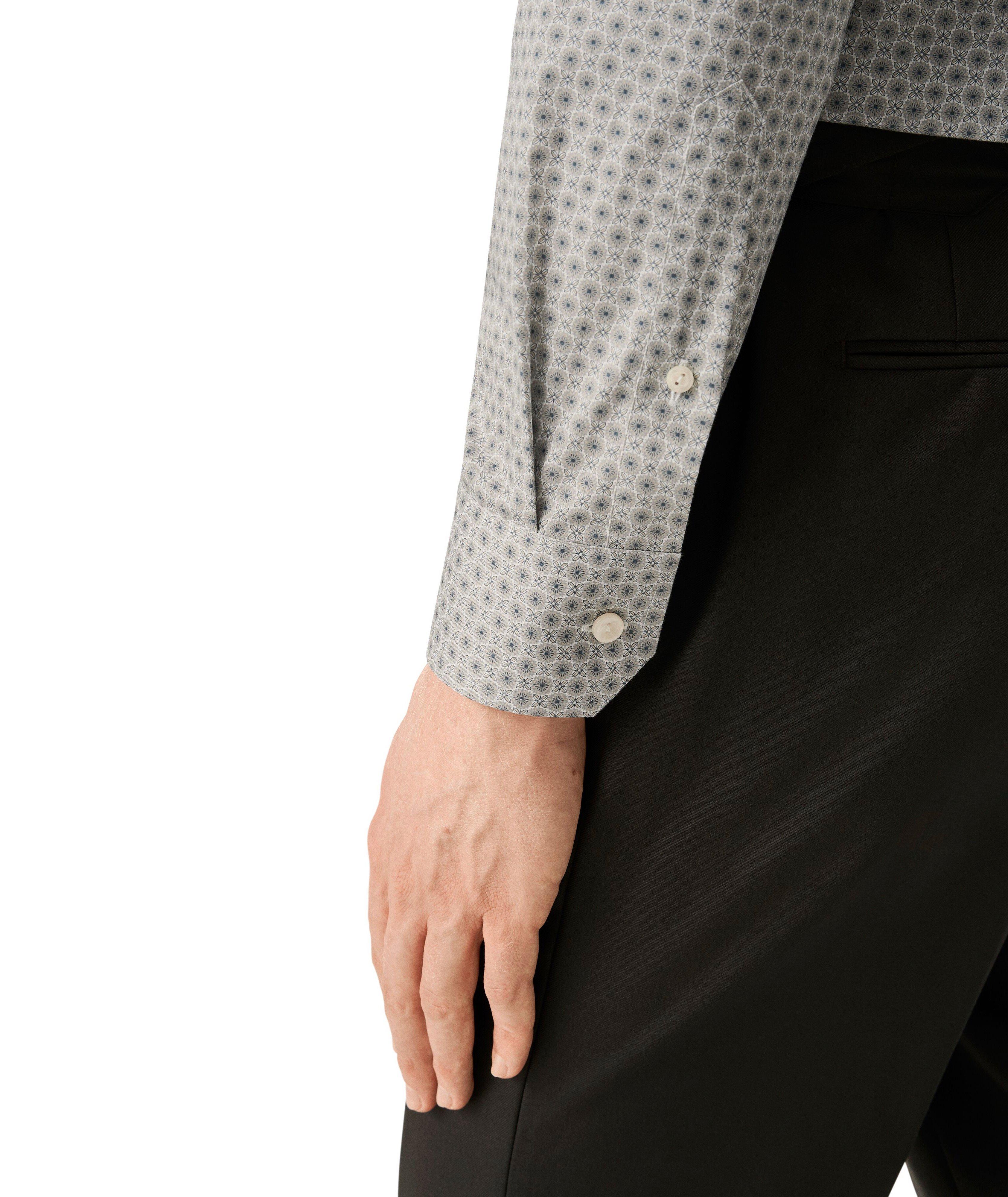 Chemise habillée à petit motif floral de coupe amincie image 5