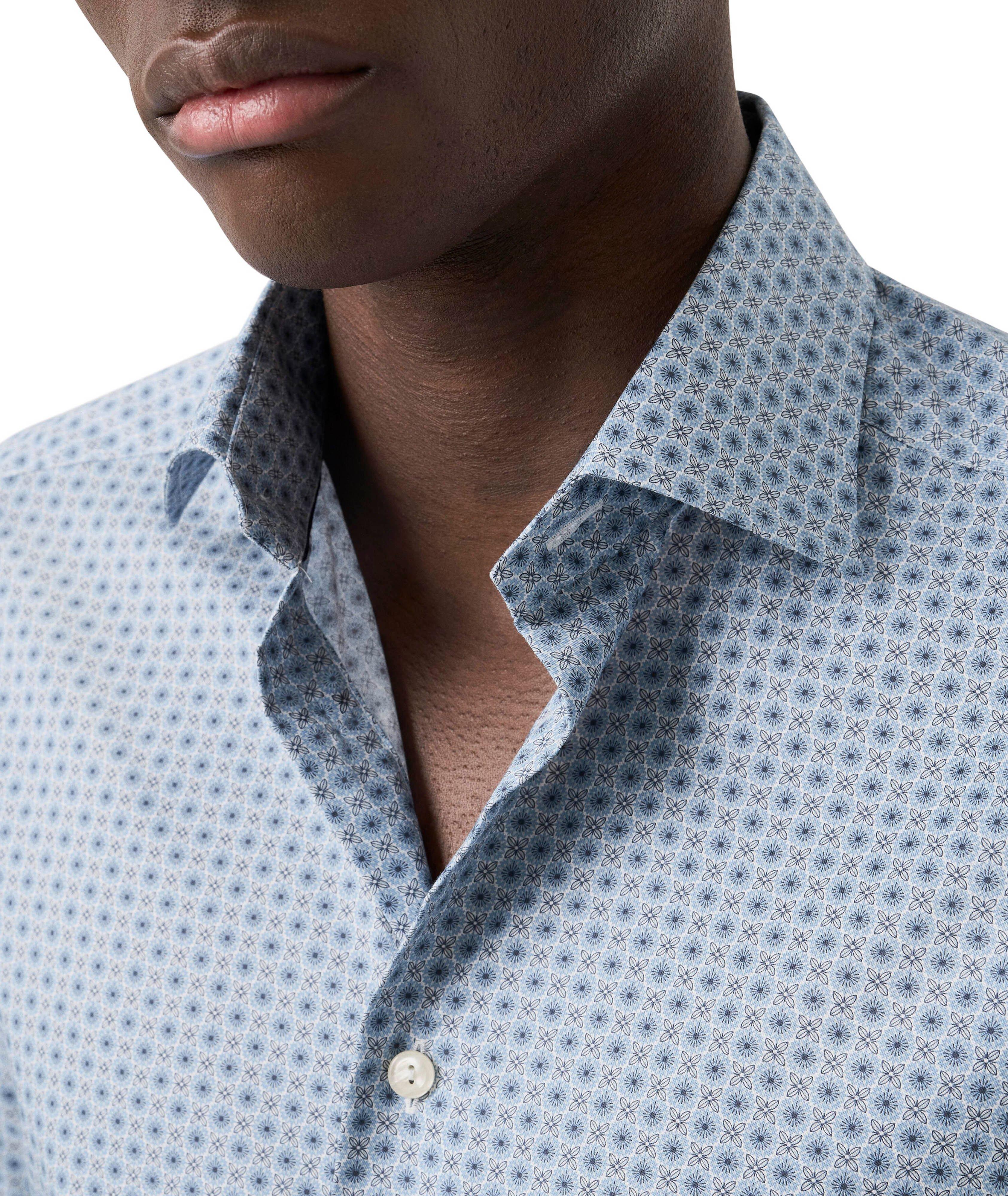 Chemise habillée à petit motif floral de coupe amincie image 3
