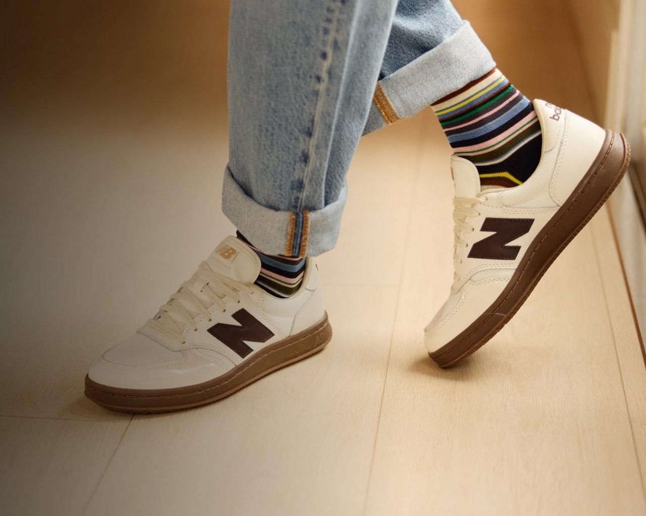 Chaussures décontractées placées devant un miroir