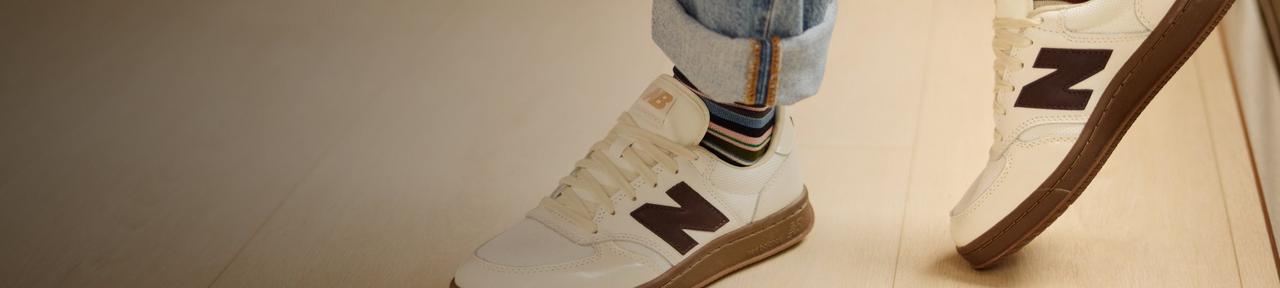 Chaussures décontractées placées devant un miroir