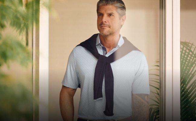 Homme portant un polo bleu clair