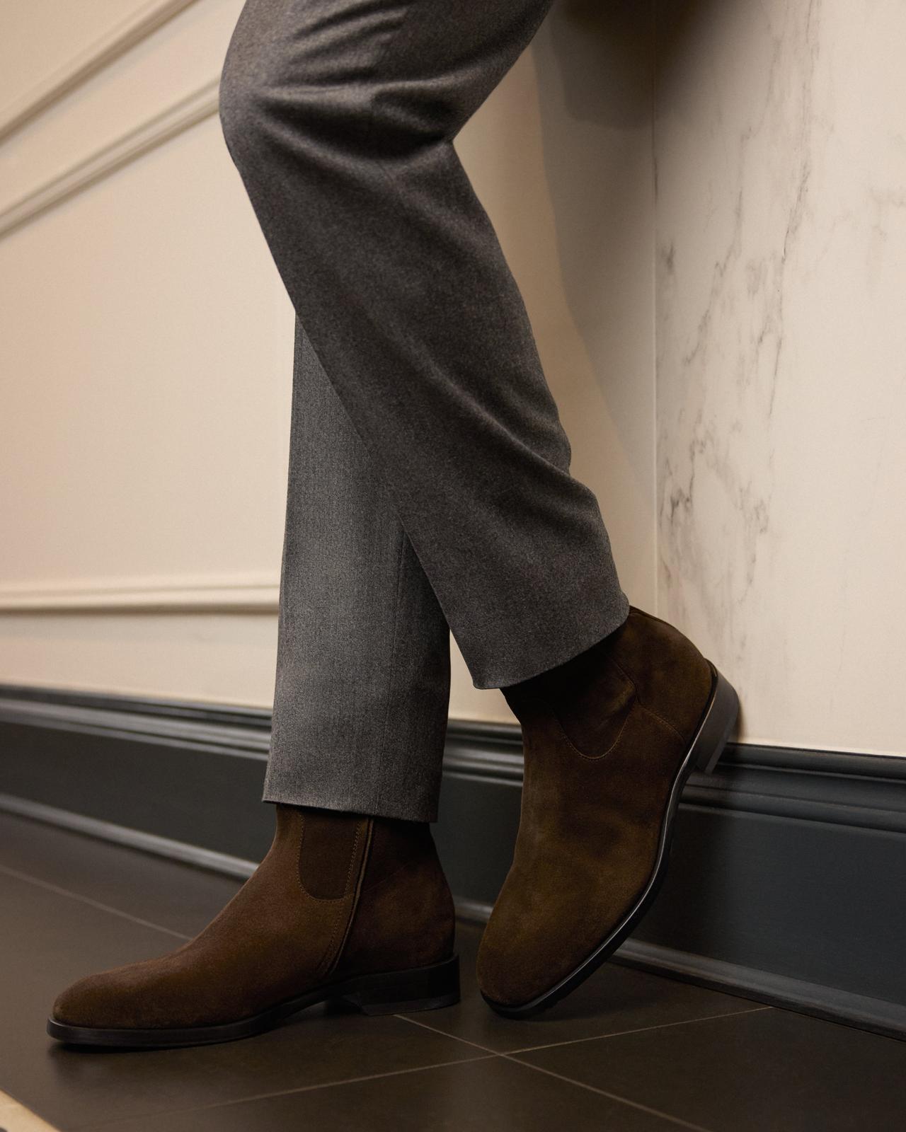 Un mannequin masculin portant des bottes Henderson brunes.