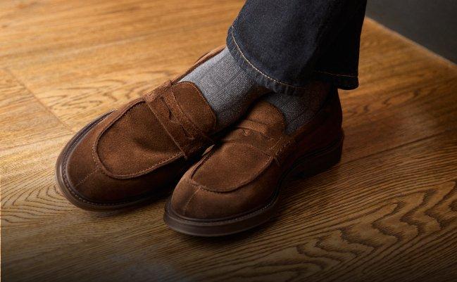 paire de chaussures mocassins marron