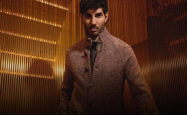 mannequin portant une veste en daim marron