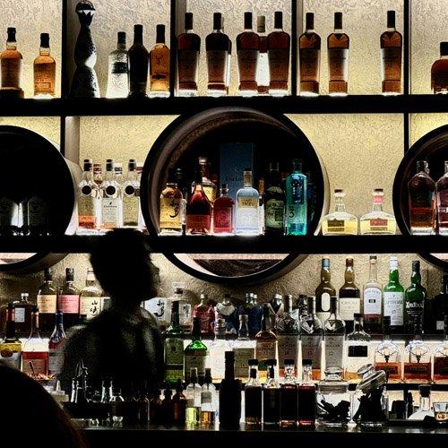 Barman signifiant des boissons après le travail